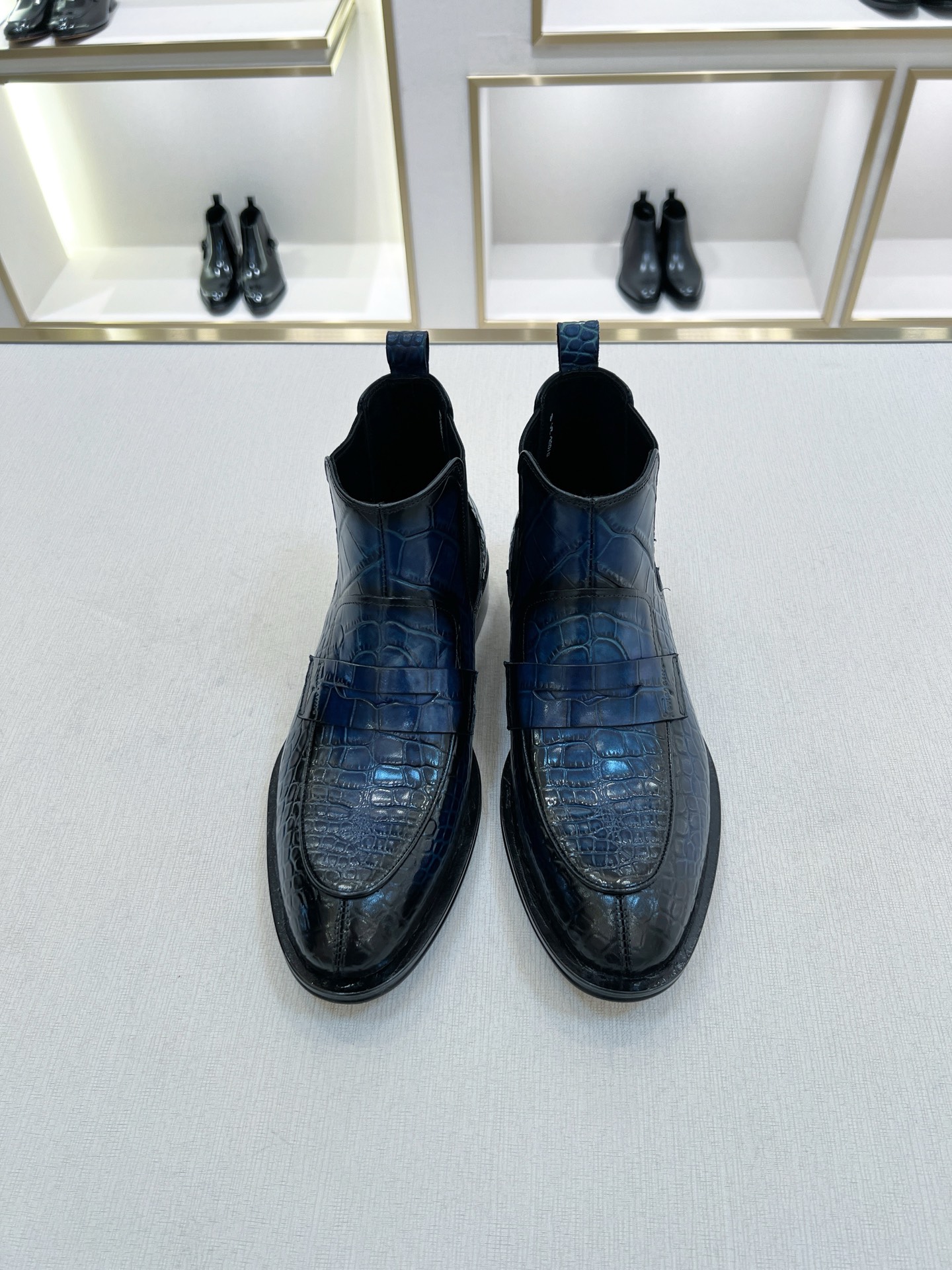 NO:679714,[F*] Original order - Upgraded version purchasing agent level - Men's formal wear, fashionable men's boots - Upper material, imported cowhide with classic original fasteners - Inner foot pads are all made of imported cowhide - Original customized leather outsole -Size 39-44 (38, 45, 46 customized, non-refundable and non-exchangeable) -,,boots,cowhide,Leather soles19860909【F*】原单 -升级版 代购级别 -男士正装,时尚男靴  -鞋面材质,进口牛皮搭配经典原单扣件 -内里垫脚 均用进口牛皮 -原版定制真皮大底 -Size 39-44（38,45,46订制不退不换） -,,boots,cowhide,Leather soles,Men's shoes