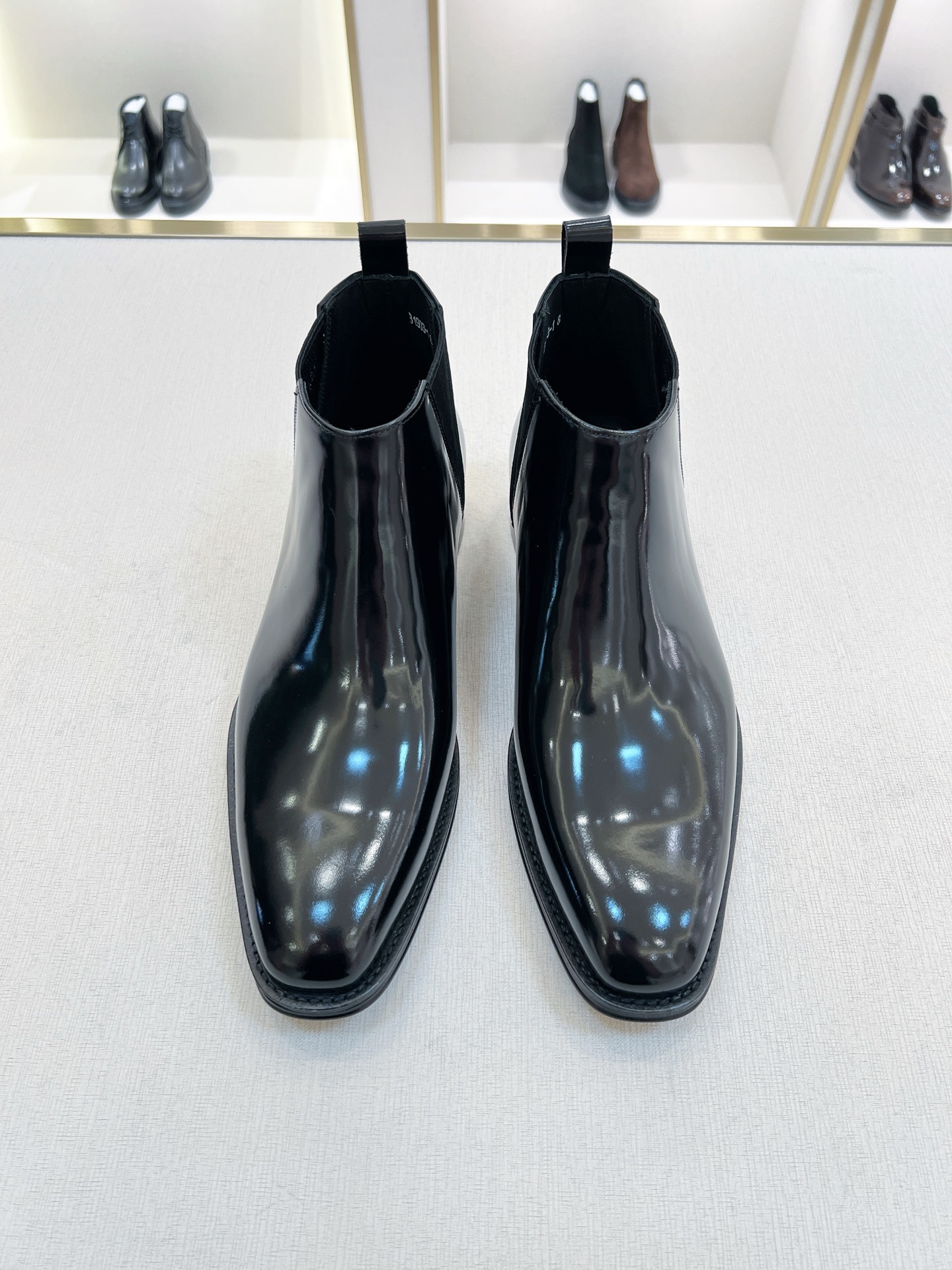 NO:711545,[F*] Original order - Upgraded version purchasing agent level - Men's formal wear, fashionable men's boots - Upper material, imported cowhide with classic original fasteners - Inner foot pads are all made of imported cowhide - Original customized leather outsole -Size 39-44 (38, 45, 46 customized, non-refundable and non-exchangeable) -,,boots,cowhide,Leather soles19860909【F*】原单 -升级版 代购级别 -男士正装,时尚男靴  -鞋面材质,进口牛皮搭配经典原单扣件 -内里垫脚 均用进口牛皮 -原版定制真皮大底 -Size 39-44（38,45,46订制不退不换） -,,boots,cowhide,Leather soles,Men's shoes