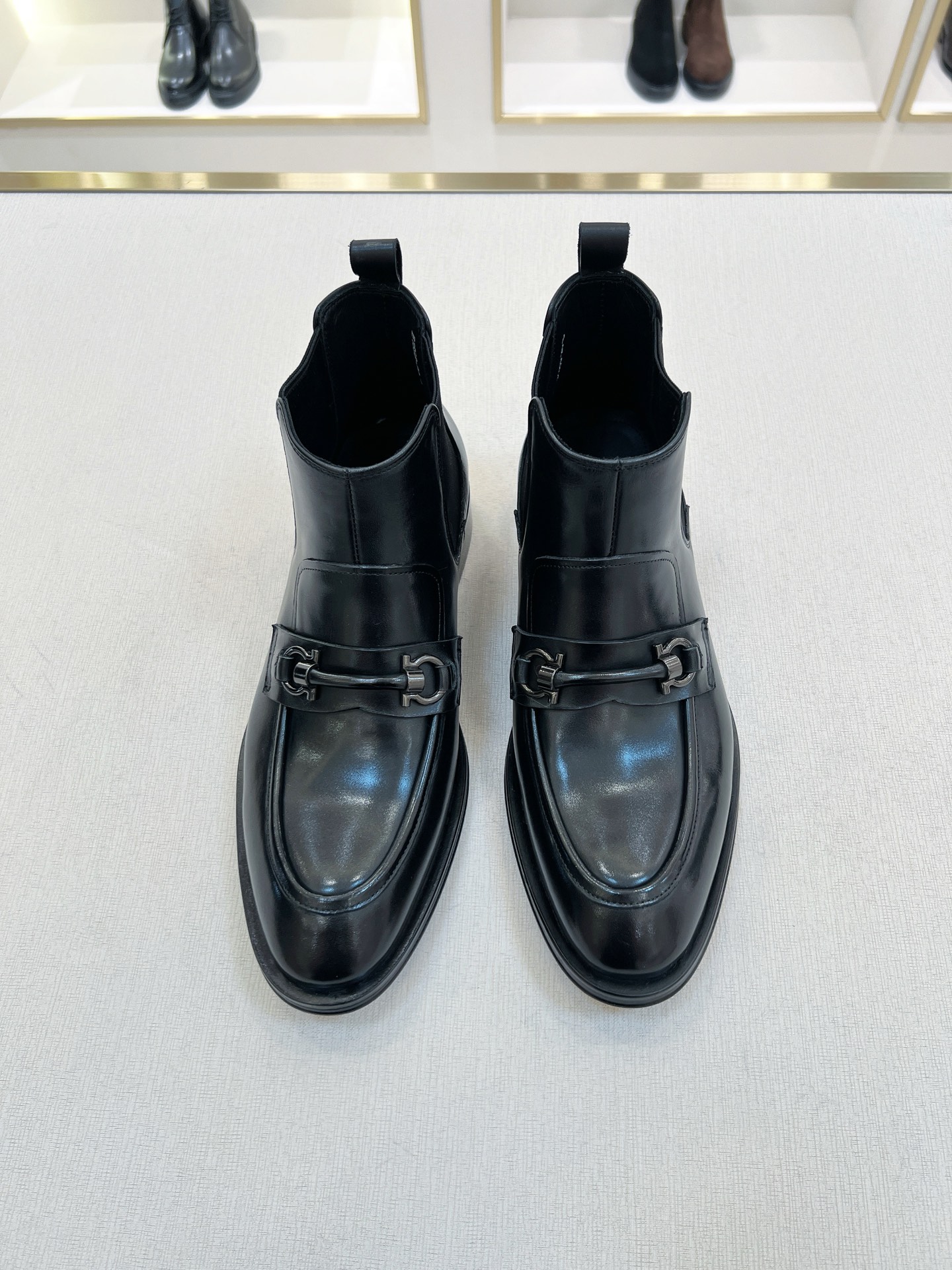 NO:728684,[F*] Original order - Upgraded version purchasing agent level - Men's formal wear, fashionable men's boots - Upper material, imported cowhide with classic original fasteners - Inner foot pads are all made of imported cowhide - Original customized leather outsole -Size 39-44 (38, 45, 46 customized, non-refundable and non-exchangeable) -,,boots,cowhide,Leather soles19860909【F*】原单 -升级版 代购级别 -男士正装,时尚男靴  -鞋面材质,进口牛皮搭配经典原单扣件 -内里垫脚 均用进口牛皮 -原版定制真皮大底 -Size 39-44（38,45,46订制不退不换） -,,boots,cowhide,Leather soles,Men's shoes