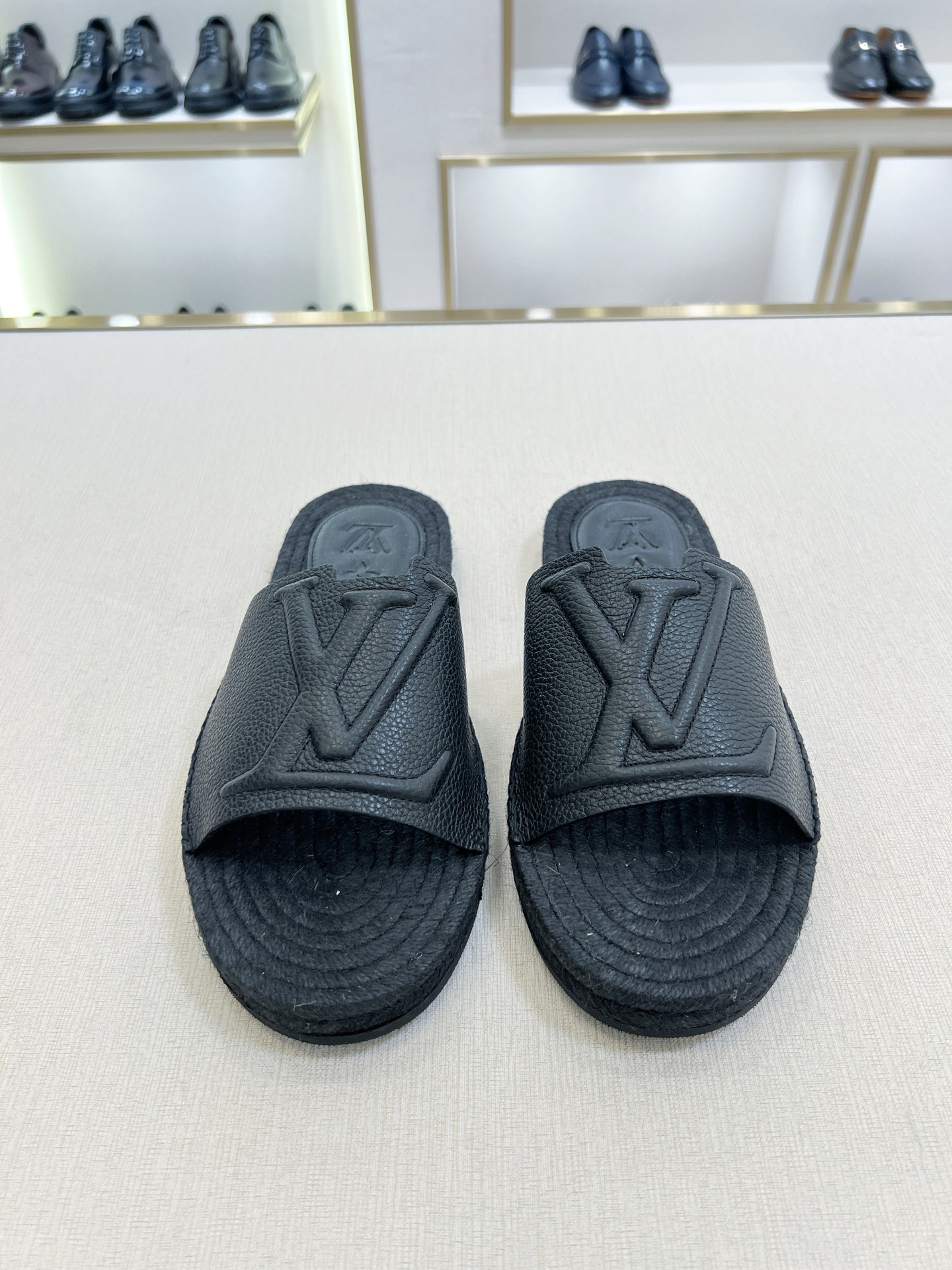 NO:679721,[L*] Original order - 26 spring and summer new style - Upper calf lychee - Cowhide lining - Original rubber injection process Hemp rope with rubber outsole, excellent comfort - Size 39-44 (38, 45, 46 customized) -,,cowhide19860909【L*】原单 -26春夏新款 -鞋面 小牛荔枝 -牛皮内里 -原版 注胶工艺 麻绳配橡胶大底,舒适度极佳 -尺寸39-44（38,45,46定制） -,,cowhide,Men's shoes