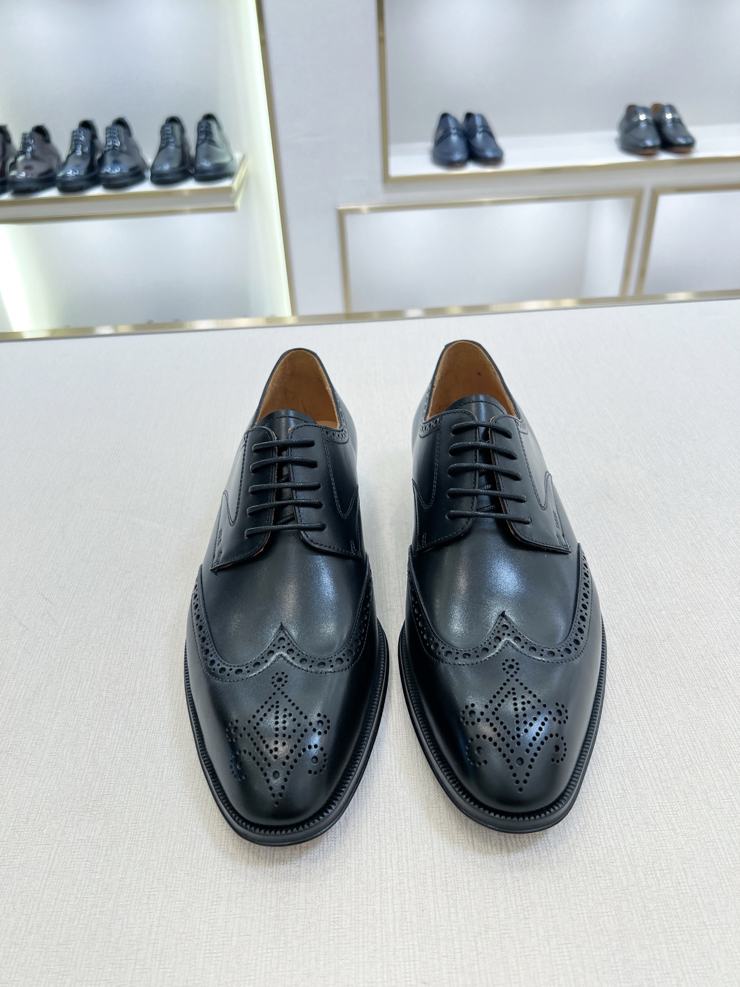 NO:679646,Dior/Dior TIMELESS brogue derby shoes, Guan-made raw materials, heavy industry, exclusive goods, available in seconds!  This Dior Timeless brogue derby shoe embodies classic elegance. The upper is slender and crafted from imported black calf leather. It is decorated with the Dior logo on the side. The upper is embellished with brogue-engraved details. It is paired with native calf leather lining and feet. The leather outsole is fitted with a rubber piece at the heel. The rake structured leather sole is non-slip and wear-resistant. It is comfortable, lightweight, elegant and refined, and can be matched with all kinds of suits!  Comes in original box, dust bag included!  Size 38-44 Standard Leather Shoe Size Item No. 6611-21 Black P,,dior,dior,business suit,cowhide,Leather soles19860909Dior/迪奥 TIMELESS 布洛克德比鞋 莞产原材料重工猛货,独家现货秒发！ 这款 Dior Timeless 布洛克德比鞋体现经典的优雅气质.鞋面廓形修长,采用进口黑色小牛皮革精心制作,侧面饰以 Dior 标志,鞋面点缀以布洛克雕花细节,搭配本蒅小牛皮内里和垫脚,真皮大底后跟贴合橡胶片,雷克结构皮革鞋底防滑耐磨,舒适轻盈,高雅精致,可搭配各式西装！配原盒包装,内含防尘袋！ 尺码38-44 标准皮鞋码 货号6611-21 黑色 P,,dior,dior,business suit,cowhide,Leather soles,Men's shoes