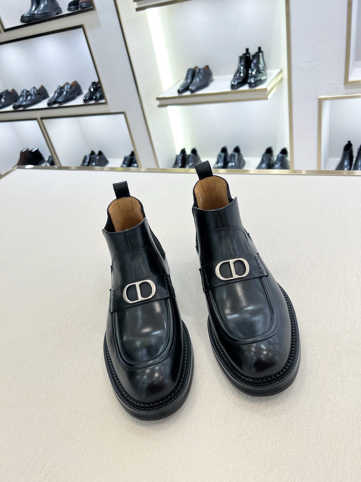 NO:679665,[D*] Original order, high-end quality, mid-calf business boots for men, original imported cowhide, purely hand-rubbed coloring process, water-dyed cowhide for foot pads inside, original custom-made leather outsole, Size 39-44 (38, 45, 46 customized, non-returnable), boots, cowhide, Leather soles19860909【D*】原单 高端品质 男士中筒商务靴 原版进口牛皮,纯手工擦色工艺 内里垫脚水染牛皮 原版订制真皮大底 Size 39-44码（38,45,46订制不退换）,,boots,cowhide,Leather soles,Men's shoes