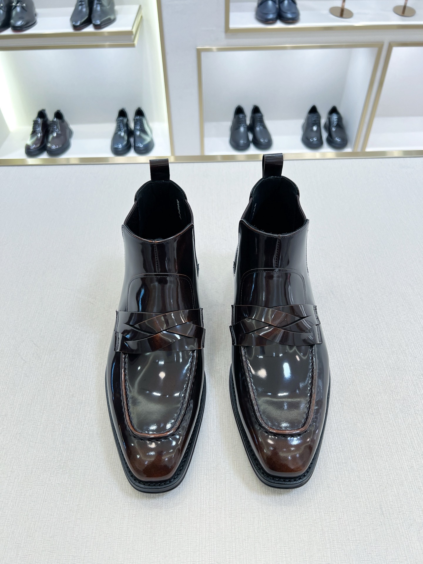 NO:697779,[F*] Original order - Upgraded version purchasing agent level - Men's formal wear, fashionable men's boots - Upper material, imported cowhide with classic original fasteners - Inner foot pads are all made of imported cowhide - Original customized leather outsole -Size 39-44 (38, 45., 46 customized, non-refundable and non-exchangeable) -,,boots,cowhide,Leather soles19860909【F*】原单 -升级版 代购级别 -男士正装,时尚男靴  -鞋面材质,进口牛皮搭配经典原单扣件 -内里垫脚 均用进口牛皮 -原版定制真皮大底 -Size 39-44（38,45.,46订制不退不换） -,,boots,cowhide,Leather soles,Men's shoes