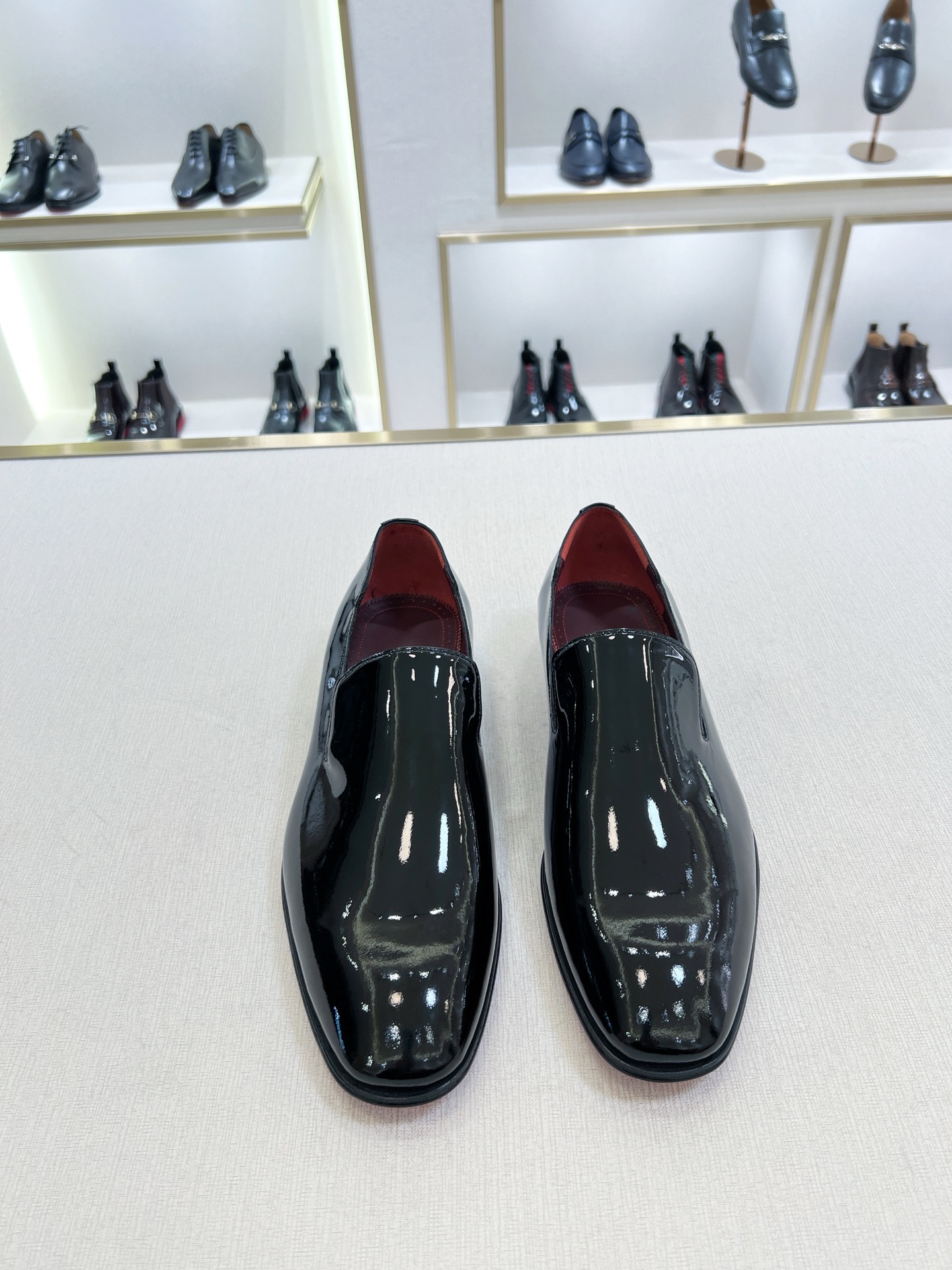 NO:679916,[C*] High-end boutique -Material - Original imported calfskin - The inner feet are all water-dyed cowhide, original genuine leather red sole - Refreshing and fashionable, the upper design is simple, elegant and noble, solid color but not simple, top calfskin, full gloss and softness to ensure comfort - Exquisite craftsmanship is particularly obvious in the details, the distinctive leather red sole style is eye-catching -Size 39-44 (38, 45, 46 customization is non-returnable and non-exchangeable)  -,,cowhide19860909【C*】 高端精品 -材质-面料原版进口小牛皮 -内里垫脚均用水染牛皮,原版真皮红底 -清爽时尚一族,鞋面设计简洁优雅高贵纯色而不简单,顶级小牛皮,光泽度饱满又柔软保证舒适度 -精湛工艺技术在细节处体现尤为明显,特色真皮红底风格使人眼前一亮 -Size 39-44（38,45,46定制不退不换） -,,cowhide,Men's shoes