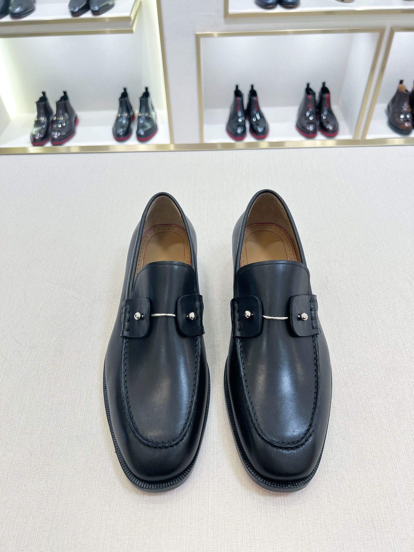 NO:679922,[C L*] High-end boutique material - fabric original imported cowhide with original fasteners. The inner feet are all water-dyed cowhide. Original genuine leather red sole. Refreshing and fashionable. The upper design is simple, elegant and noble. Solid color but not simple. Top-grade fabrics. Exquisite craftsmanship is especially evident in the details. The distinctive leather red sole style is eye-catching. Size 39-44 (38, 45, 46 customization is non-refundable and non-exchangeable),,cowhide19860909【C L*】 高端精品 材质-面料原版进口牛皮搭配原单扣件 内里垫脚均用水染牛皮 原版真皮红底 清爽时尚一族,鞋面设计简洁优雅高贵纯色而不简单,顶级面料, 精湛工艺技术在细节处体现尤为明显 特色真皮红底风格使人眼前一亮 Size 39-44（38,45,46定制不退不换）,,cowhide,Men's shoes