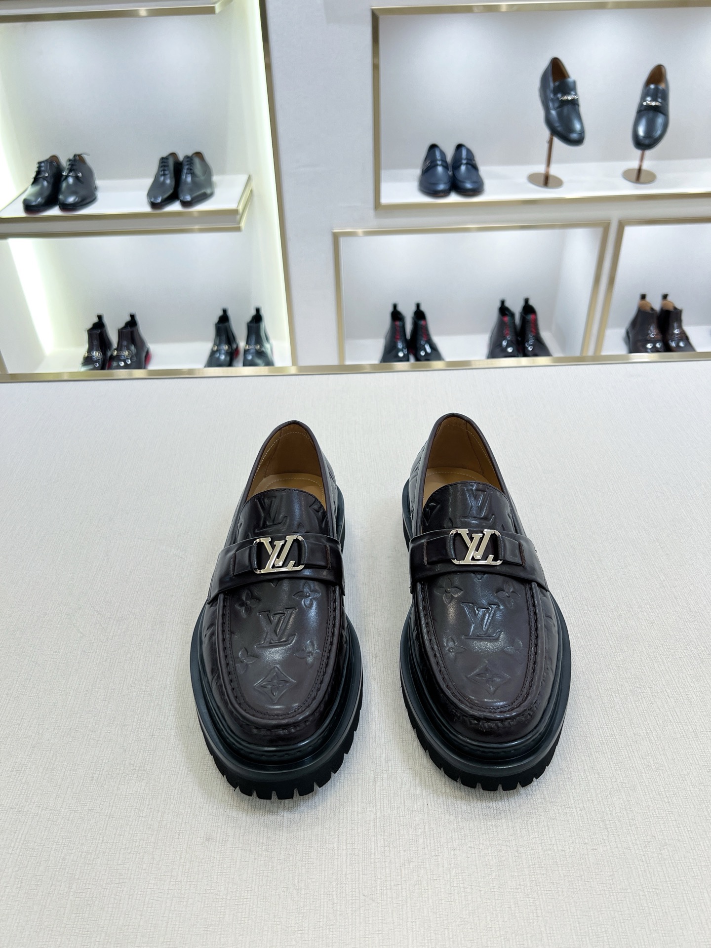 NO:679901,[L*] Original quality loafers. Material - original imported cowhide, spliced ​​with black presbyopia. Matched with original fasteners. The inner feet are all made of water-dyed cowhide. Original private model customized outsole Size 39-44 (customized at 38,45), loafers, cowhide19860909【L*】原单品质 乐福鞋 材质-原版进口牛皮,拼接黑色老花 搭配原版扣件 内里垫脚均釆用水染牛皮 原版私模定制大底 Size 39-44（38,45定制）,,loafers,cowhide,Men's shoes