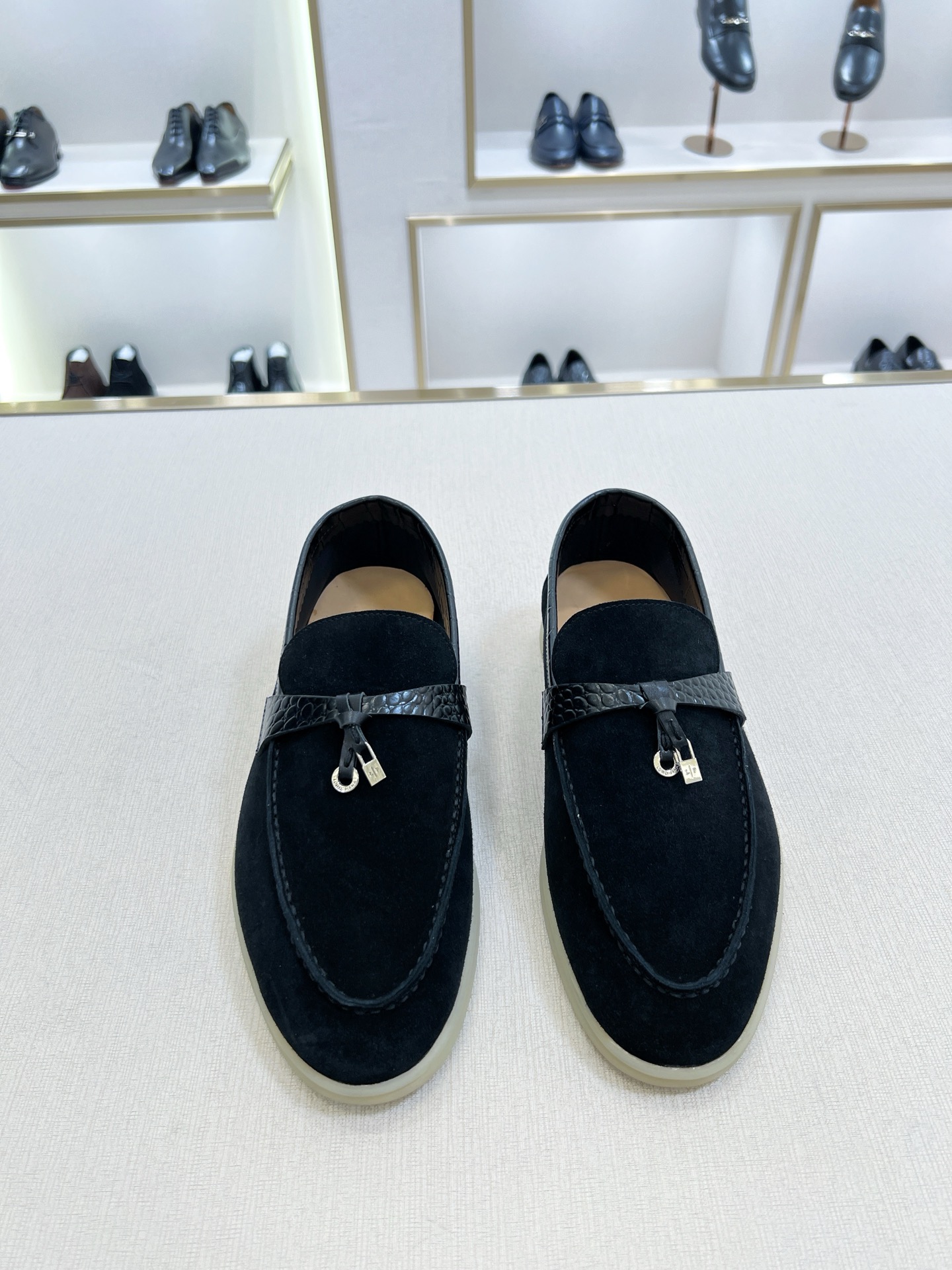 NO:679756,LP original order high-end complete set of airplane box packaging 39-44 (ordered at 38,45), loro piana19860909LP原单 高端全套飞机盒包装 39-44 (38,45订）,,loro piana,Men's shoes