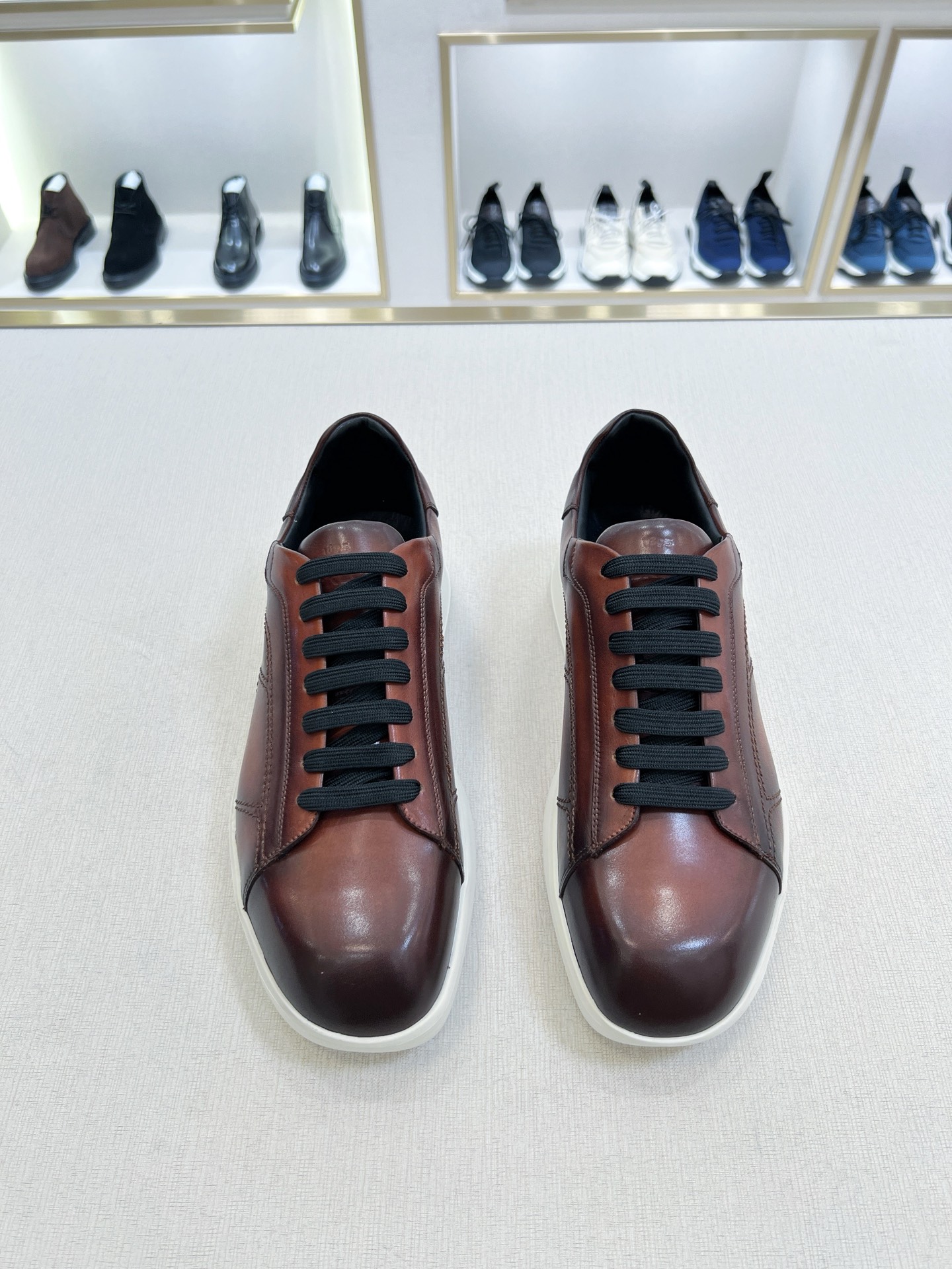 NO:679725,[BERLUT^] Bruti original order - Casual sports shoes, the characteristics of this shoe pursue minimalism and purity, SteIIar casual shoes have an angular design, which enhances the fashion sense of the shoes. This style is made of imported cowhide, hand-rubbed and colored - The inner padding is water-dyed cowhide - Original open mold outsole - Comfortable, lightweight, yet stylish -size39-44 (38, 45, 46 customized) -P,,sneakers,cowhide19860909【 BERLUT^】布鲁提 原单 -休闲运动鞋,本款鞋子特点追求极简主义和纯粹性,SteIIar休闲鞋棱角分明的设计,提升了鞋履的时尚感.此款采用进口牛皮手工擦色制作 -内里垫脚水染牛皮 -原版开模大底 -舒适,轻便,不失时尚气息 -size39-44（38,45,46定制） -P,,sneakers,cowhide,Men's shoes