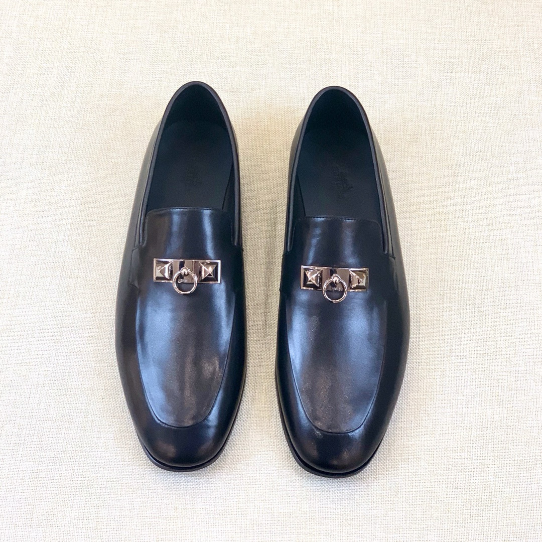 NO:711544,[H*] -High-end quality original order -Original imported calfskin -The inner feet are made of top-grade cowhide, original genuine leather outsole -The high-quality leather surface is matched with the original fasteners, full of charm -Size 39-44 (38, 45, 46 customized, non-refundable and non-exchangeable) -,,cowhide,Leather soles19860909【H*】 -高端品质 原单 -原版进口小牛皮 -内里垫脚均用顶级牛皮,原版真皮大底 -优质的皮面与原单的扣件搭配,魅力十足 -Size 39-44（38,45,46 定制不退不换） -,,cowhide,Leather soles,Men's shoes