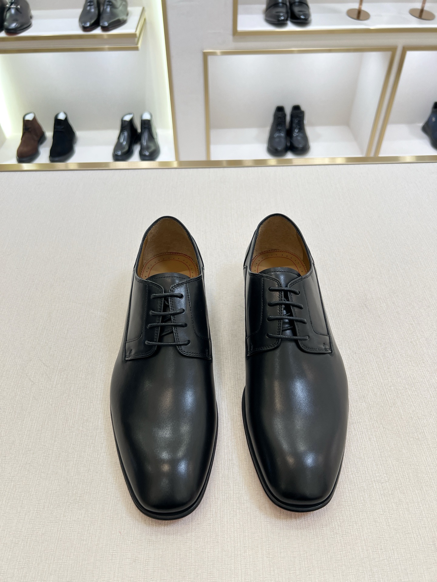 NO:679917,[C*] Original order - High-end boutique - Material - Original imported cowhide - The inner feet are all water-dyed cowhide, original genuine leather red sole - Refreshing and fashionable, the upper design is simple, elegant and noble, solid color but not simple, top-grade calfskin, full of gloss and softness to ensure comfort - Exquisite craftsmanship is particularly obvious in the details, the distinctive genuine leather red sole style is eye-catching -Size 39-44 (38, 45, 46 customization is non-refundable and non-exchangeable)  -,,cowhide19860909【C*】 原单 -高端精品 -材质-面料原版进口牛皮 -内里垫脚均用水染牛皮,原版真皮红底 -清爽时尚一族,鞋面设计简洁优雅高贵纯色而不简单,顶级小牛皮,光泽度饱满又柔软保证舒适度 -精湛工艺技术在细节处体现尤为明显,特色真皮红底风格使人眼前一亮 -Size 39-44（38,45,46定制不退不换） -,,cowhide,Men's shoes