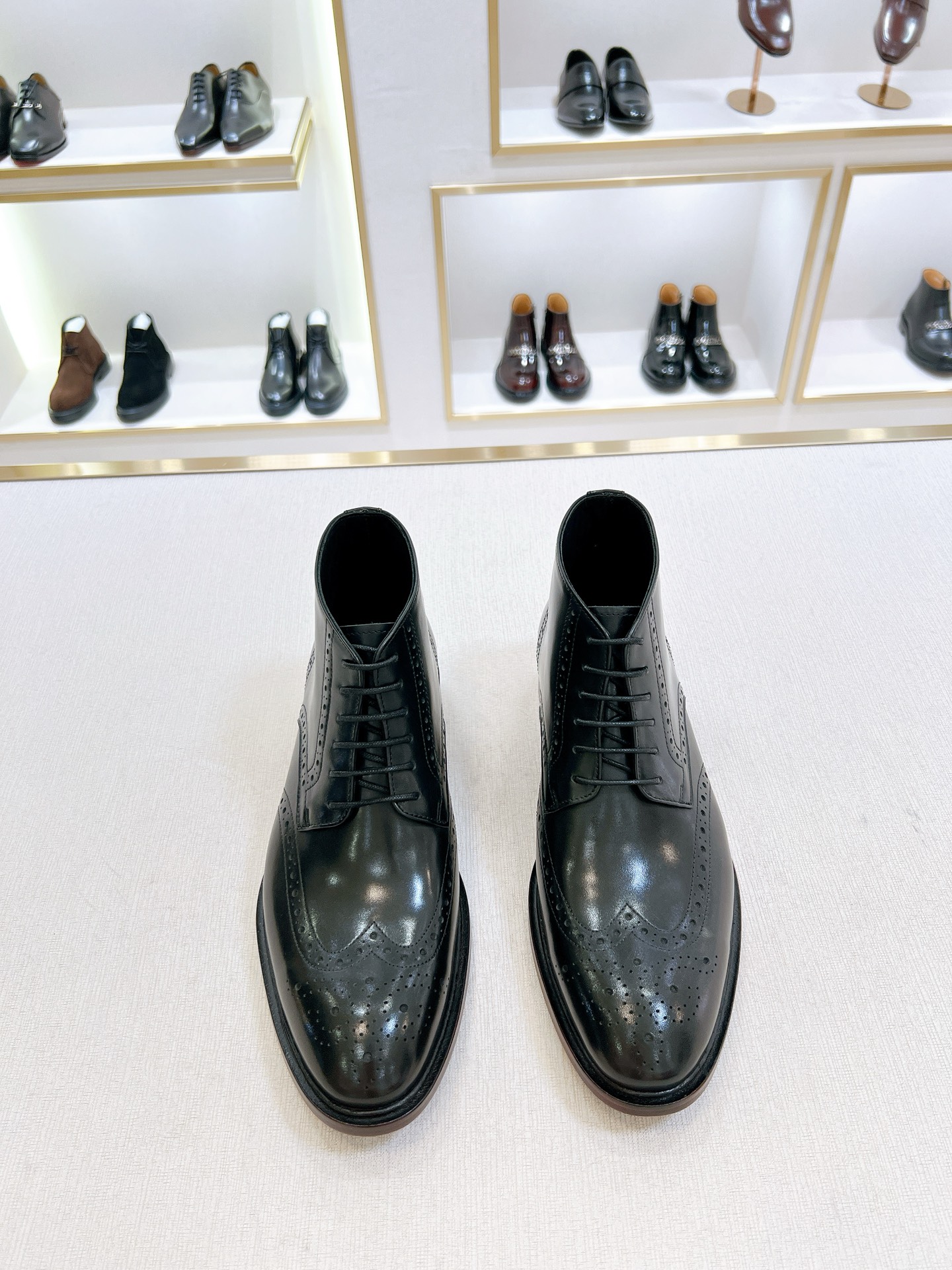 NO:679907,[P*] Original order - High-end quality - Men's formal wear, fashionable men's boots - Upper material, imported cowhide with classic original fasteners - Inner foot pads are all made of imported cowhide - Original customized leather outsole -Size 39-44 (38, 45, 46 customized, non-returnable and non-exchangeable) -,,boots,cowhide,Leather soles19860909【P*】原单 -高端品质 -男士正装,时尚男靴  -鞋面材质,进口牛皮搭配经典原单扣件 -内里垫脚 均用进口牛皮 -原版定制真皮大底 -Size 39-44（38,45,46订制不退不换） -,,boots,cowhide,Leather soles,Men's shoes