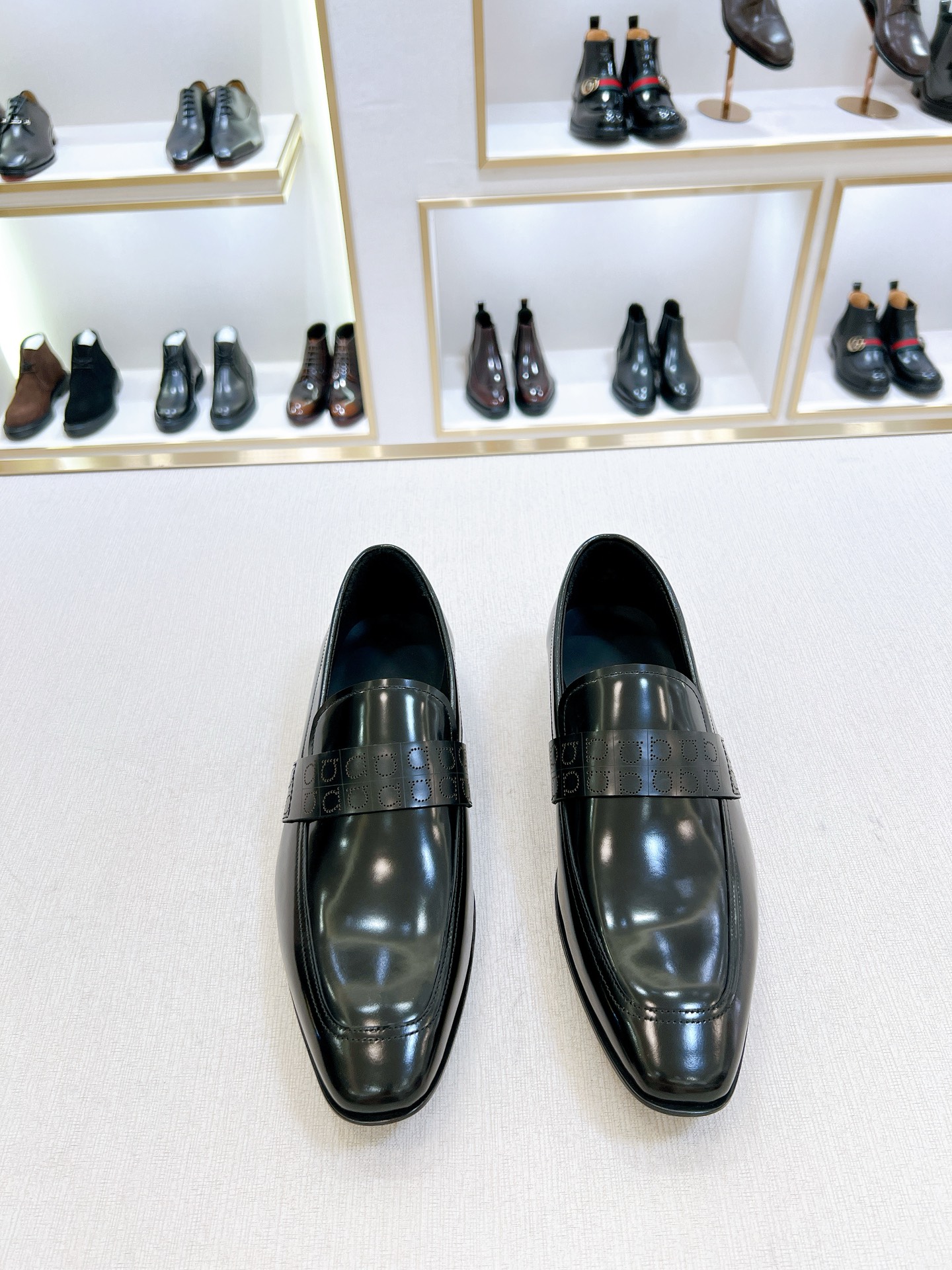 NO:679911,[F*] Original order, high-end quality, men's formal British leather shoes (Salvatore Ferragamo) have now become an Italian classic fashion brand with a long history. Luxurious and elegant style, practicality and style are equally important. Upper material - original imported rubbed cowhide, comfortable, breathable, high-quality cowhide, lining, original leather outsole Size 39-44 (38, 45, 46 customized, non-returnable and non-exchangeable),, louis  vuitton,ferragamo,cowhide,Leather soles19860909【F*】原单 高端品质 男士正装英伦皮鞋（SalvatoreFerragamo)今时今日己成为一个历史不衰的意大利经典时尚品牌. 风格华贵典雅实用性和款式并重 鞋面材质-原版进口擦色牛皮 舒适,透气,优质牛皮,内里 原版真皮大底 Size 39-44（38,45,46定制不退不换）,,louis vuitton,ferragamo,cowhide,Leather soles,Men's shoes