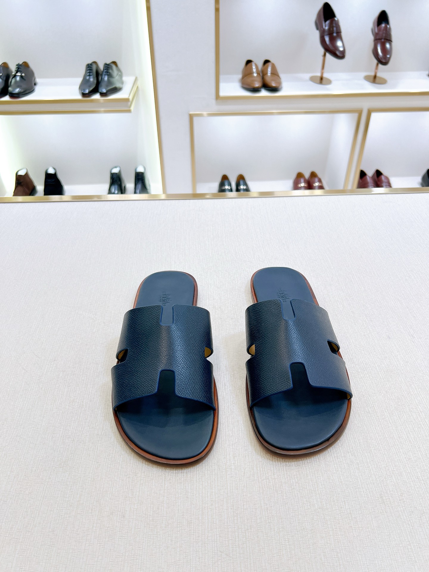 NO:743310,[H*] - Simultaneous sale at the sandals counter - High-end boutique, purchasing agent level - Upper material, original imported cowhide - Internal foot pads are all imported cowhide - Full cowhide midsole - Original leather outsole with leather welt, extremely comfortable -Size 39-44 (38, 45, 46 customized, non-refundable and non-exchangeable) -,,cowhide,Leather soles19860909【H*】 -凉拖专柜同步发售 -高端精品,代购级别 -鞋面材质,原版进口牛皮 -内里垫脚均用进口牛皮 -全牛皮包中底 -原版真皮大底配真皮沿条边,极度舒适 -Size 39-44（38,45,46定制不退不换） -,,cowhide,Leather soles,Men's shoes