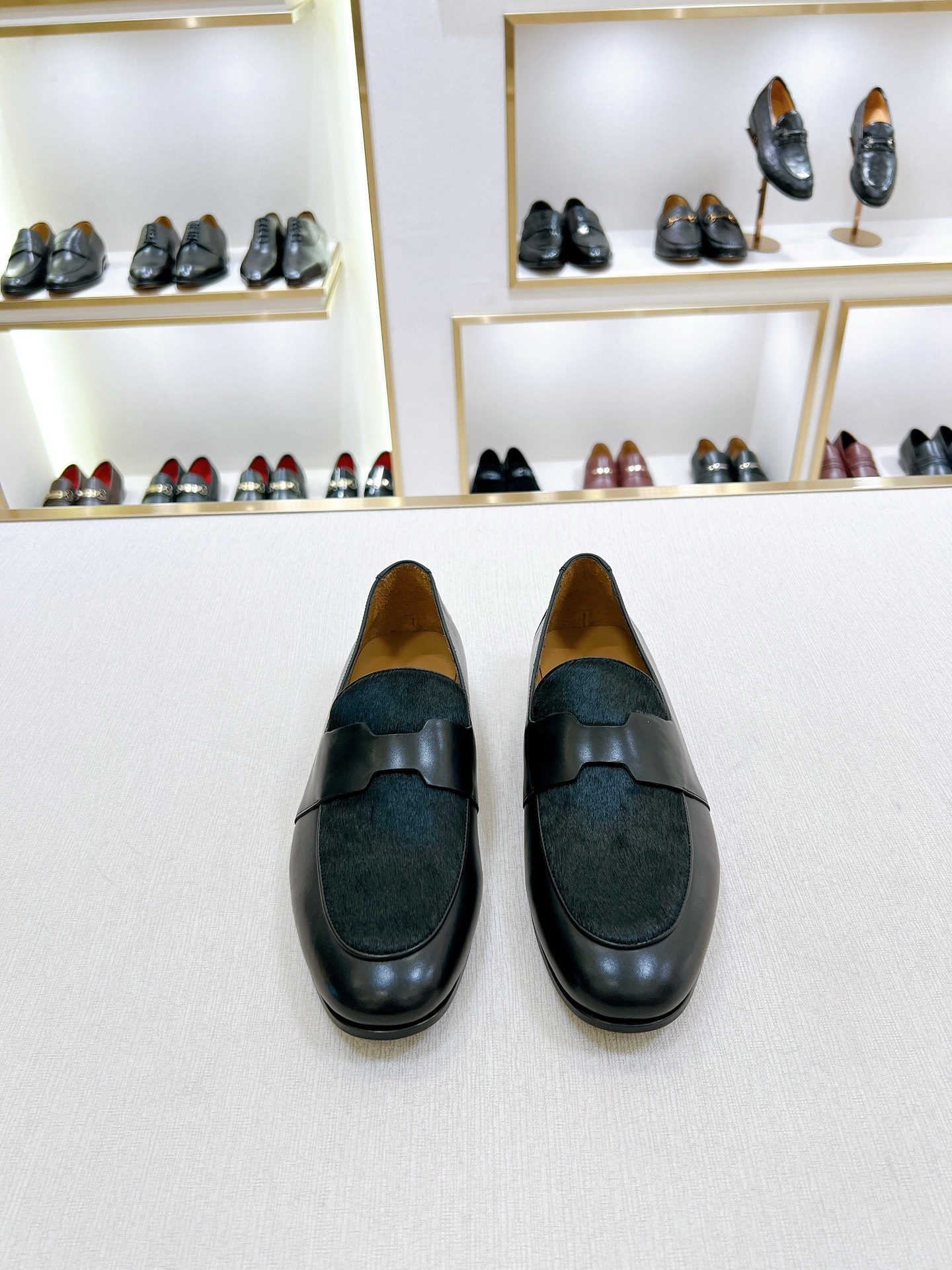 NO:773948,[H*] Original order New product - High-end quality - Original imported calfskin - Top-grade cowhide is used for the inner feet - Original genuine leather outsole - High-quality leather surface and original fasteners, full of charm -Size 39-44 (38, 45, 46 customized, non-returnable and non-exchangeable) -,,cowhide,Leather soles19860909【H*】原单 新品 -高端品质 -原版进囗小牛皮 -内里垫脚均用顶级牛皮 -原版真皮大底 -优质的皮面与原单的扣件搭配,魅力十足 -Size 39-44（38,45,46 定制不退不换） -,,cowhide,Leather soles,Men's shoes