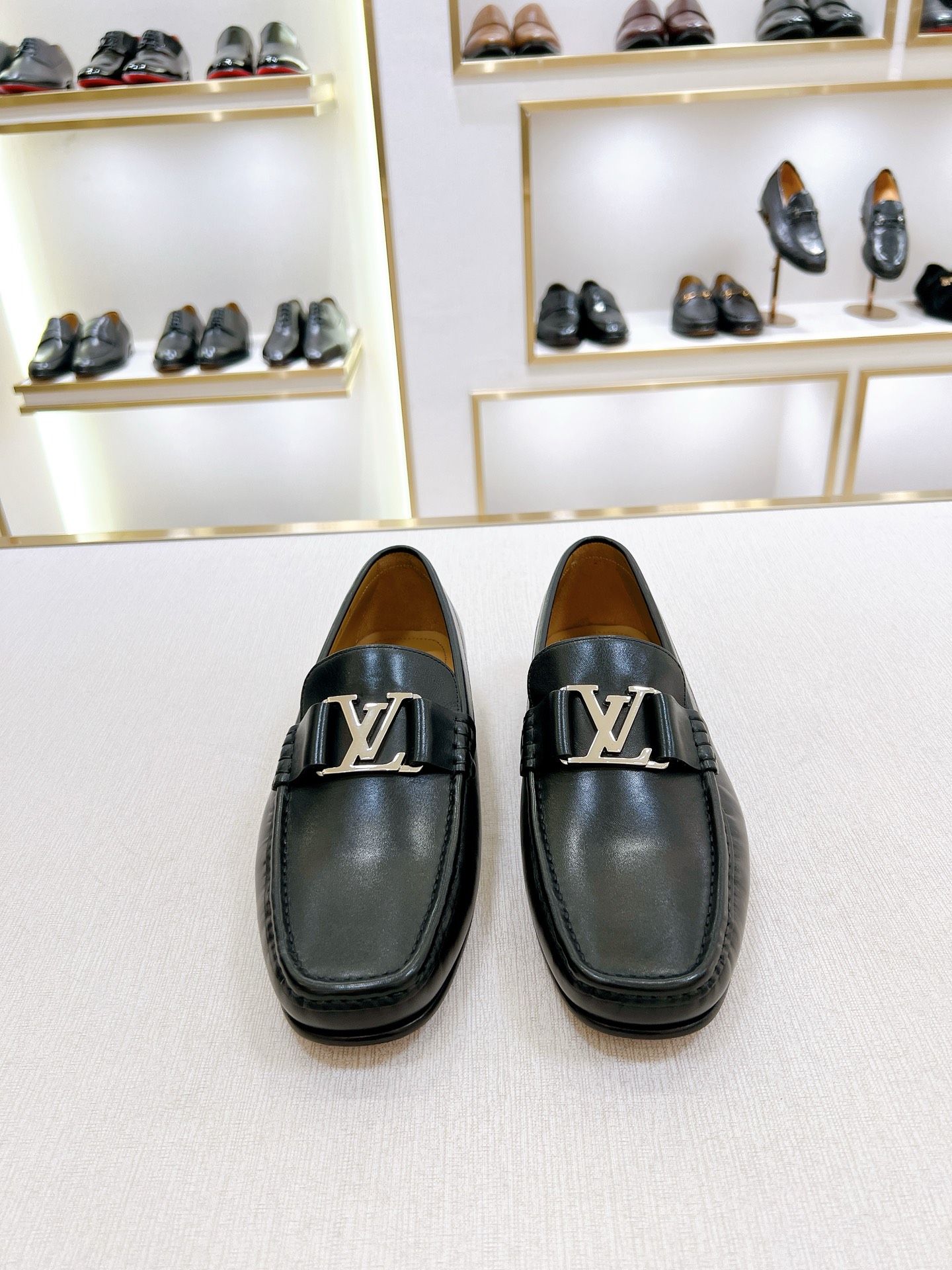 NO:774019,[L*] Original order New product - High-end quality, - Loafers - Upper material, imported cowhide, with original fasteners - Inner foot pads are all made of imported cowhide - Original custom-made leather outsole, -Size 39-44 (38, 45, 46 customized, non-returnable and non-exchangeable) -,,loafers,cowhide,Leather soles19860909【L*】原单 新品 -高端品质, -乐福鞋 -鞋面材质,进口牛皮,搭配原单扣件 -内里垫脚 均用进口牛皮 -原版定制真皮大底, -Size 39-44（38,45,46订制不退不换） -,,loafers,cowhide,Leather soles,Men's shoes