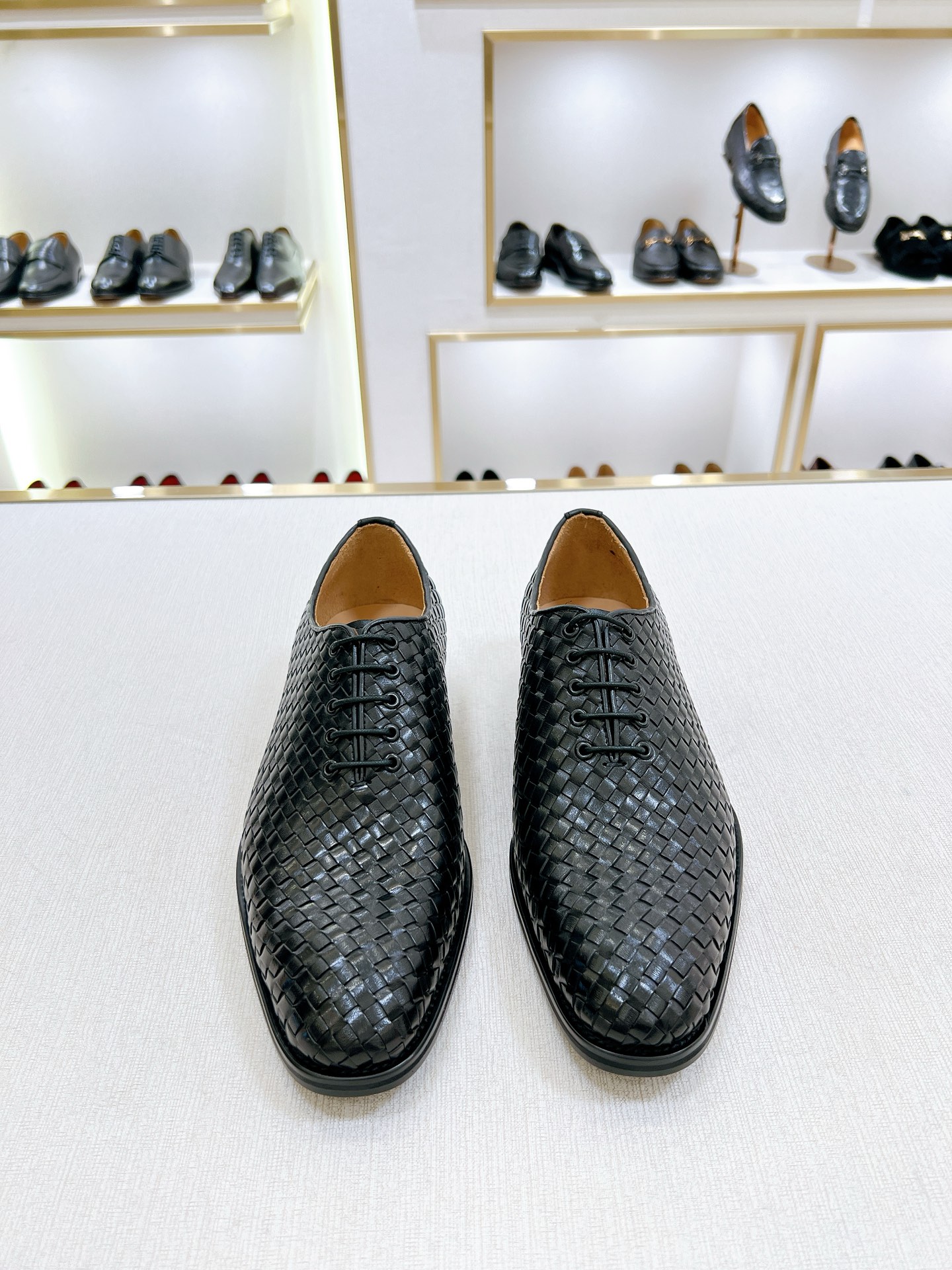 NO:774011,Bottega Veneta men's classic woven loafers are shipped. Exclusive channel quality, available in stock in seconds!  The upper is made of hand-woven cowhide imported from Italy. The thickness is matched, and the leather is fine and glossy. It has imported French piping technology and exquisite stitching. The lining is originally dyed calfskin, which is resistant to creases and is not easy to deform. It is durable. The calfskin foot pads are effective in absorbing sweat and breathable. The bottom layer of imported leather embryos, the forefoot is matched with Vibram rubber soles, and the backfoot rubber patch is anti-slip and wear-resistant, has very good toughness, and effectively relieves foot fatigue. Semi-Goodyear cold-bonding process is a crystallized work of art.  .Simple foot last type, clean, simple and elegant!  Comes with full set of original packaging. Sizes 38-39-40-41-42-43-44. Standard leather shoe size. Item number-3A. Black,,bottega veneta,loafers,cowhide19860909Bottega Veneta 男士经典编织乐福鞋出货 独家渠道精品,现货秒发！ 采用意大利进口牛皮手工编织鞋面,粗细搭配,皮质细腻光泽度好,进口机车法国滚边工艺,精致车工缝线.内里本染小牛皮,耐折痕不易变形,经久耐穿,小牛皮垫脚,有效吸汗透气.进口皮胚底层,前掌搭配搭配Vibram橡胶鞋底,后掌橡胶贴片,防滑耐磨,韧性非常好,有效缓解脚疲劳.半固特异冷粘工艺结晶艺术品 .简洁套脚楦型 ,干净利索,简约大方！配全套原包装 尺码38-39-40-41-42-43-44 标准皮鞋尺码 货号-3A 黑色,,bottega veneta,loafers,cowhide,Men's shoes