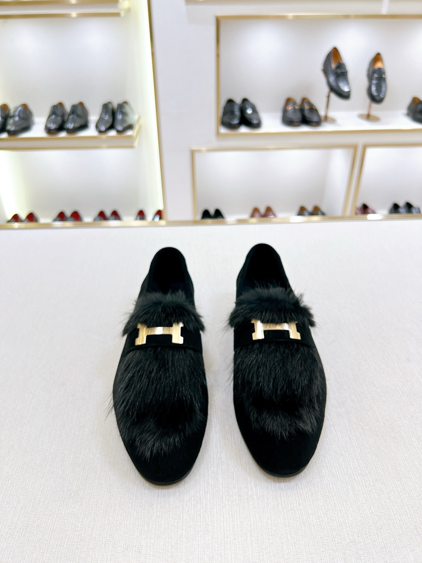 NO:773956,[H*] Original order - High-quality counter synchronization - Latest - Animal mink hair with imported suede cowhide - The inner feet are made of top-grade cowhide, - Original custom-made leather outsole - High-quality leather surface matched with original fasteners, fashionable and luxurious -Size 39-44 (38, 45, 46 customized, non-refundable and non-exchangeable) -,,cowhide,Leather soles19860909【H*】原单 -高品质 专柜同步 -最新 -动物貂毛配进口反毛牛皮 -内里垫脚均用顶级牛皮, -原版订制真皮大底 -优质的皮面与原单的扣件搭配,时尚,奢华 -Size 39-44（38,45,46定制不退不换） -,,cowhide,Leather soles,Men's shoes