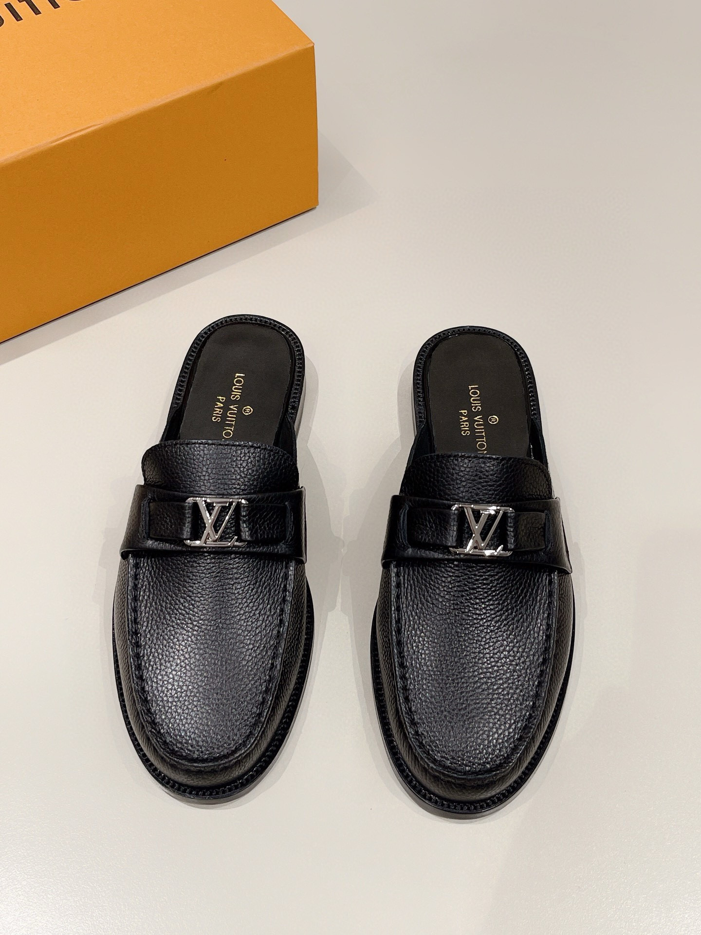 NO:773990,[L*] Original high quality, -Fashionable half-slippers -Upper material, imported polished leather, with original fasteners -Inner foot pads are all made of imported cowhide -Original custom-made leather outsole, -Size 39-44 (38, 45, 46 customized, non-refundable and non-exchangeable) -,,cowhide,Leather soles19860909【L*】原单高品质, -时尚半拖 -鞋面材质,进口擦色皮,搭配原单扣件 -内里垫脚 均用进口牛皮 -原版定制真皮大底, -Size 39-44（38,45,46订制不退不换） -,,cowhide,Leather soles,Men's shoes