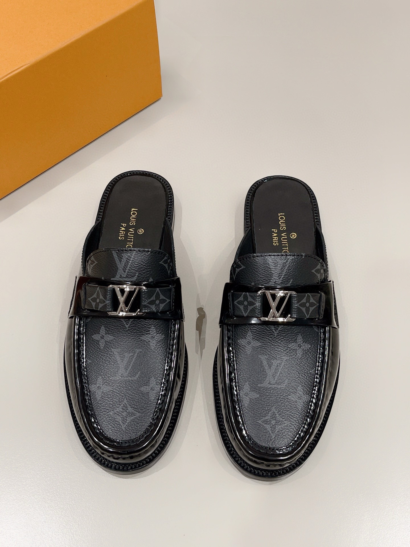NO:773995,[L*] Original high quality, -Fashionable half-slippers -Upper material, imported polished leather, with original fasteners -Inner foot pads are all made of imported cowhide -Original custom-made leather outsole, -Size 39-44 (38, 45, 46 customized, non-refundable and non-exchangeable) -,,cowhide,Leather soles19860909【L*】原单高品质, -时尚半拖 -鞋面材质,进口擦色皮,搭配原单扣件 -内里垫脚 均用进口牛皮 -原版定制真皮大底, -Size 39-44（38,45,46订制不退不换） -,,cowhide,Leather soles,Men's shoes