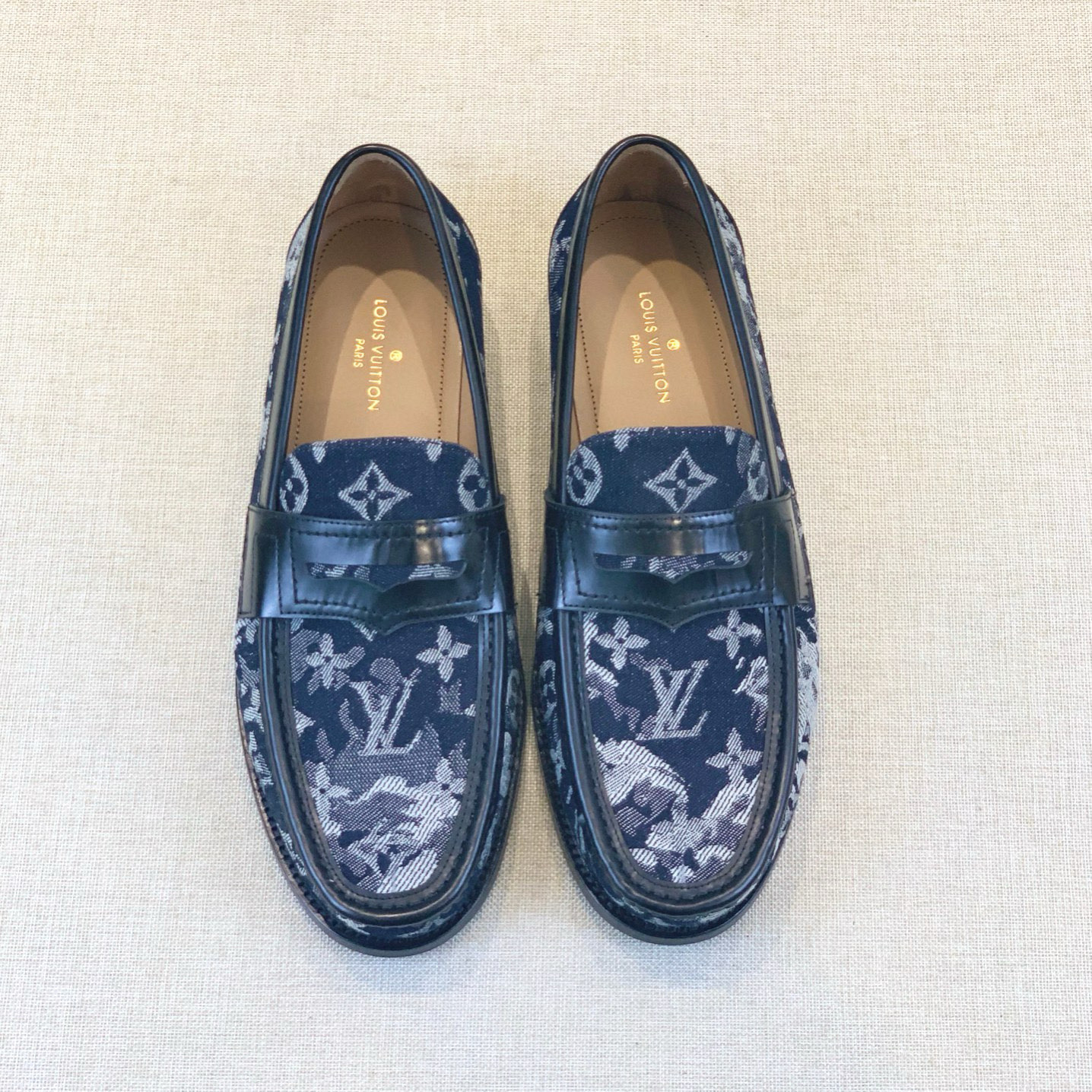 NO:773975,[L*] Original order New product - High-end quality, - Loafers - Upper material, imported cowhide, with original fasteners - Inner foot pads are all made of imported cowhide - Original custom-made leather outsole, -Size 39-44 (38, 45, 46 customized, non-returnable and non-exchangeable) -,,loafers,cowhide,Leather soles19860909【L*】原单 新品 -高端品质, -乐福鞋 -鞋面材质,进口牛皮,搭配原单扣件 -内里垫脚 均用进口牛皮 -原版定制真皮大底, -Size 39-44（38,45,46订制不退不换） -,,loafers,cowhide,Leather soles,Men's shoes