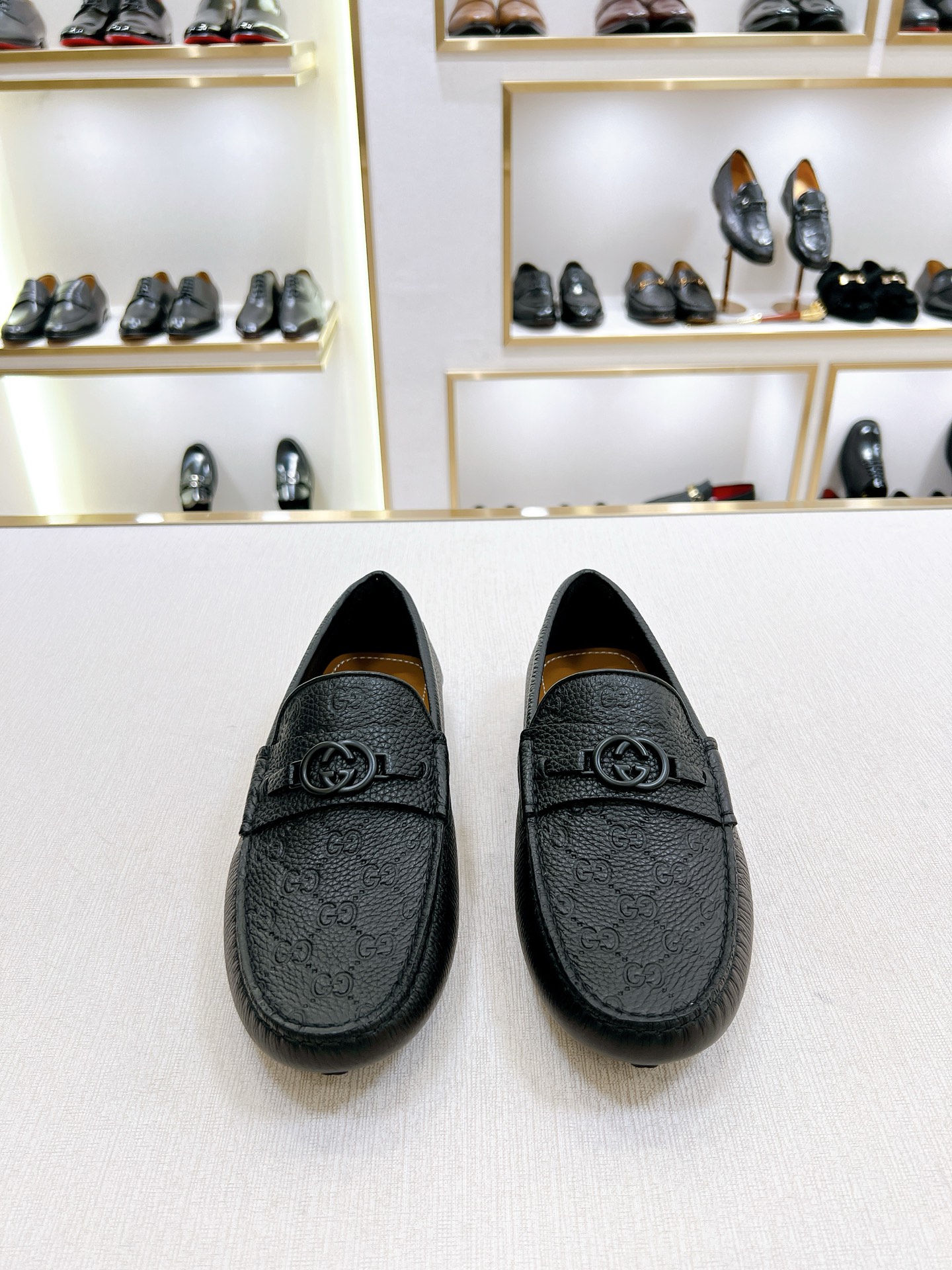 NO:773968,GUCCI/Gucci Men's Slip-on Driving Shoes with Horsebit. These Peas are made of smooth calfskin and pebbled cow leather. The same material horizontal strap is equipped with a double G metal horsebit. Classic rubber pebble sole, soft calfskin lining, and embossed logo cowhide foot pads. The upper foot is comfortable and breathable, and it is versatile for casual wear!  Comes with full original packaging!  Size 39-40-41-42-43-44 standard leather shoe size (38/45 can be customized and does not support returns),,gucci,gucci,cowhide19860909GUCCI/古驰 男士一脚蹬饰马衔扣驾车鞋豆豆鞋 这款豆豆鞋采用光滑小牛皮和荔枝纹牛皮革打造,同材质横饰带配以双G金属马衔扣,经典橡胶豆豆颗粒鞋底,柔软小牛皮内里,压纹徽标牛皮垫脚,上脚舒适透气,休闲百搭！配全套原包装！ 尺码39-40-41-42-43-44 标准皮鞋尺码（38/45可定做不支持退换）,,gucci,gucci,cowhide,Men's shoes