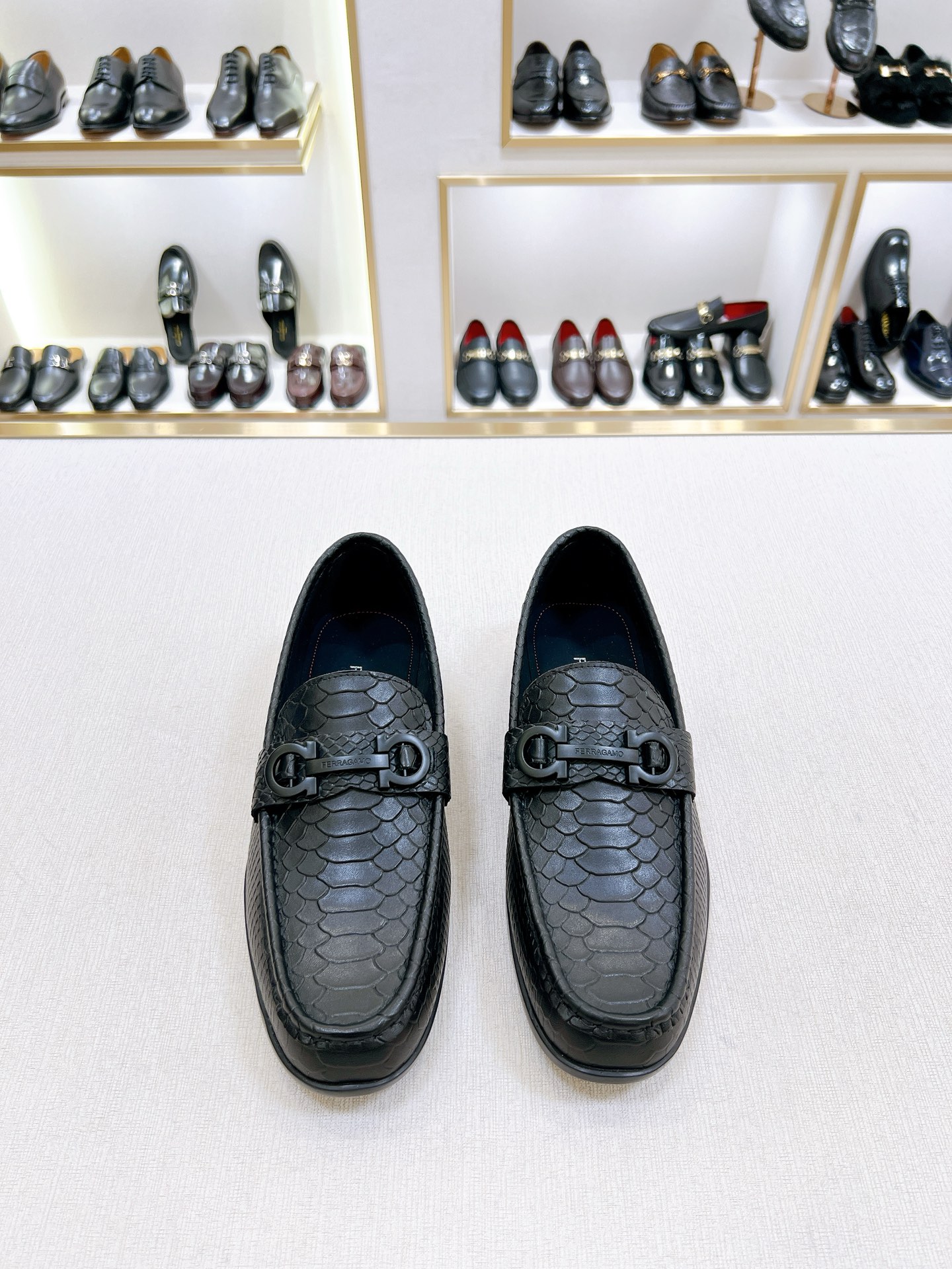 NO:774010,[F*] Original quality -Material -Imported cowhide with snake pattern, matched with original fasteners -High-quality cowhide lining -Original open-film TPu outsole -Size 39-44 (38,45 customized) -,,cowhide19860909【F*】原单品质 -材质-进口牛皮压蛇纹,搭配原版扣件 -内里优质牛皮 -原版开膜TPu大底 -Size 39-44(38,45定制) -,,cowhide,Men's shoes