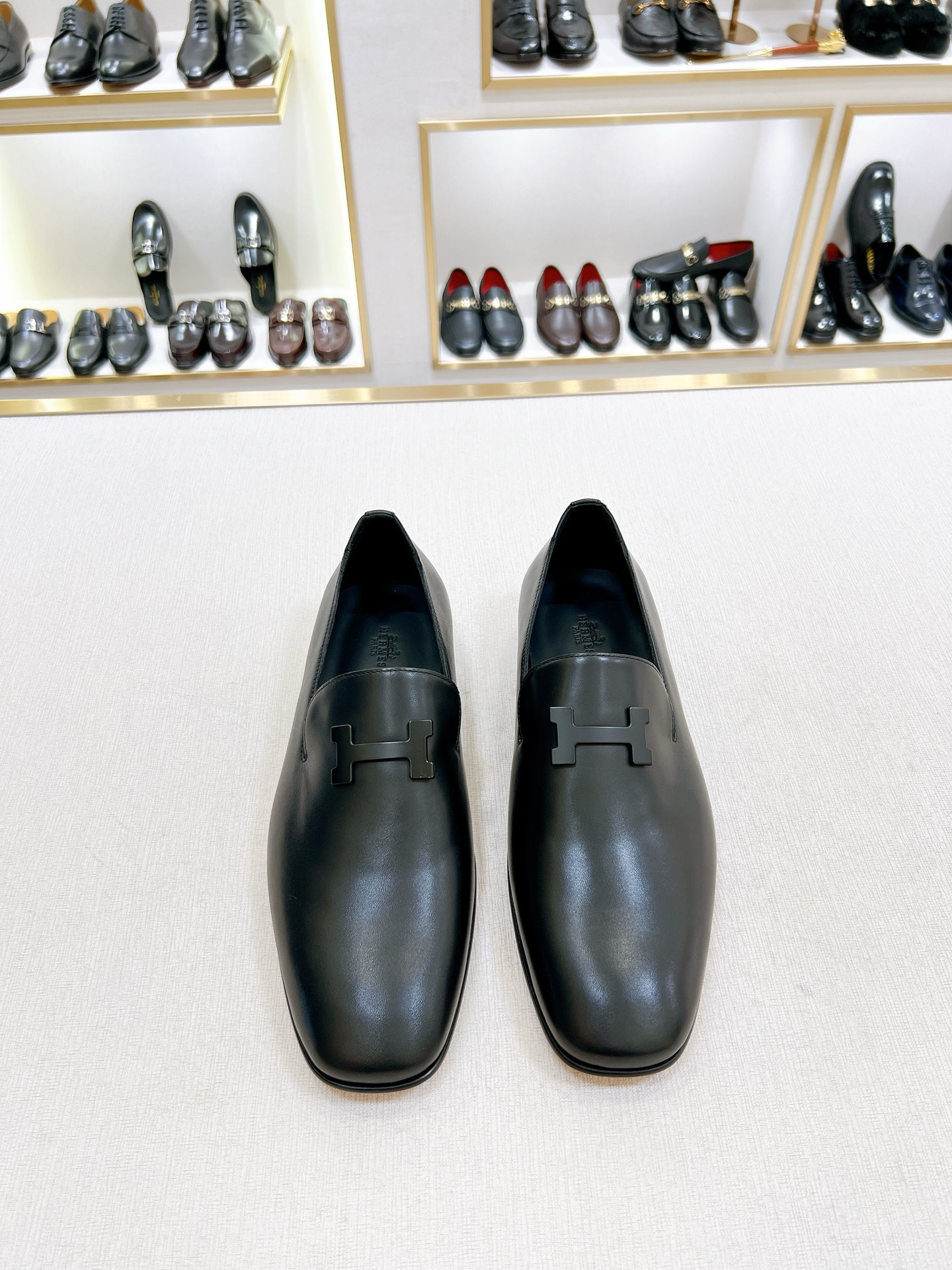 NO:773981,[H*] Original order New product - High-end quality - Original imported calfskin - Top-grade cowhide is used for the inner feet - Original genuine leather outsole - High-quality leather surface and original fasteners, full of charm -Size 39-44 (38, 45, 46 customized, non-returnable and non-exchangeable) -,,cowhide,Leather soles19860909【H*】原单 新品 -高端品质 -原版进囗小牛皮 -内里垫脚均用顶级牛皮 -原版真皮大底 -优质的皮面与原单的扣件搭配,魅力十足 -Size 39-44（38,45,46 定制不退不换） -,,cowhide,Leather soles,Men's shoes
