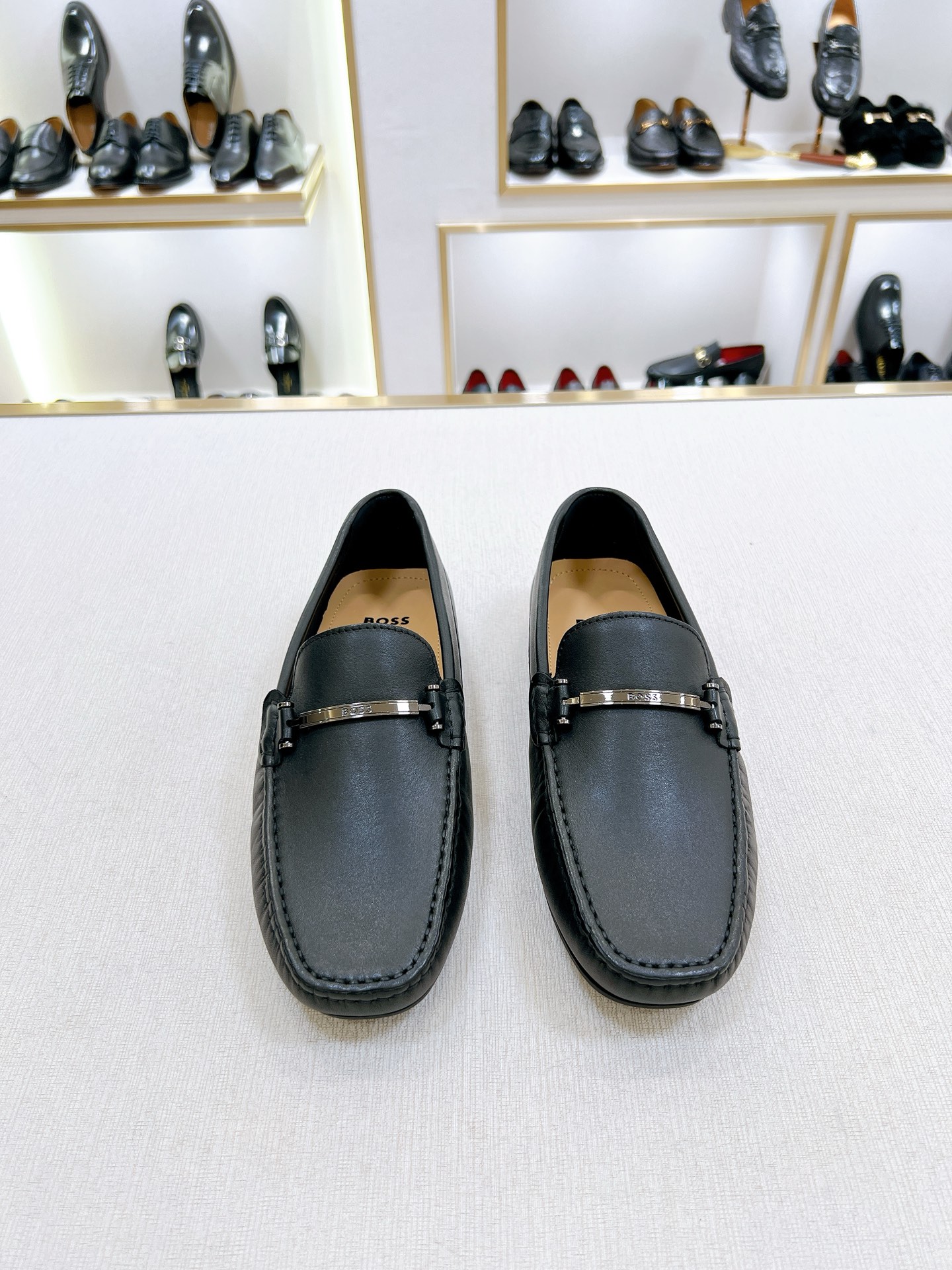 NO:774000,[BOSS] Original order High-end quality moccasin men's driving shoes This Monte Carlo moccasin is a must-have item for men in summer. Upper material, original imported cowhide with original fasteners, a comfortable and fashionable style. Hand-stitched upper shows exquisite craftsmanship, square toe, tubular shoe shape. High-quality cowhide lining. Original TPR private model customized outsole, comfortable and wear-resistant texture brings extraordinary enjoyment. Logo stamped at high altitude on the heel rubber.  Comes with a complete set of original packaging dust bag, code number 39-44 (38, 45, 46 customized, non-refundable),,cowhide19860909【BOSS】原单 高端品质 莫卡辛鞋男士驾车鞋 本款 Monte Carlo 莫卡辛 夏季男神必备单品 鞋面材质,原版进口牛皮搭配原单扣件,演绎舒适而时尚的风 手工缝线鞋面呈现精湛工艺,方形鞋头,管状鞋型 内里优质牛皮 原版TPR私模定制大底,舒适,耐磨的质感带来不一般的享受 后跟橡胶处高空压制有logo标识 配全套原包装防尘袋 码数39-44（38,45,46定制不退换）,,cowhide,Men's shoes