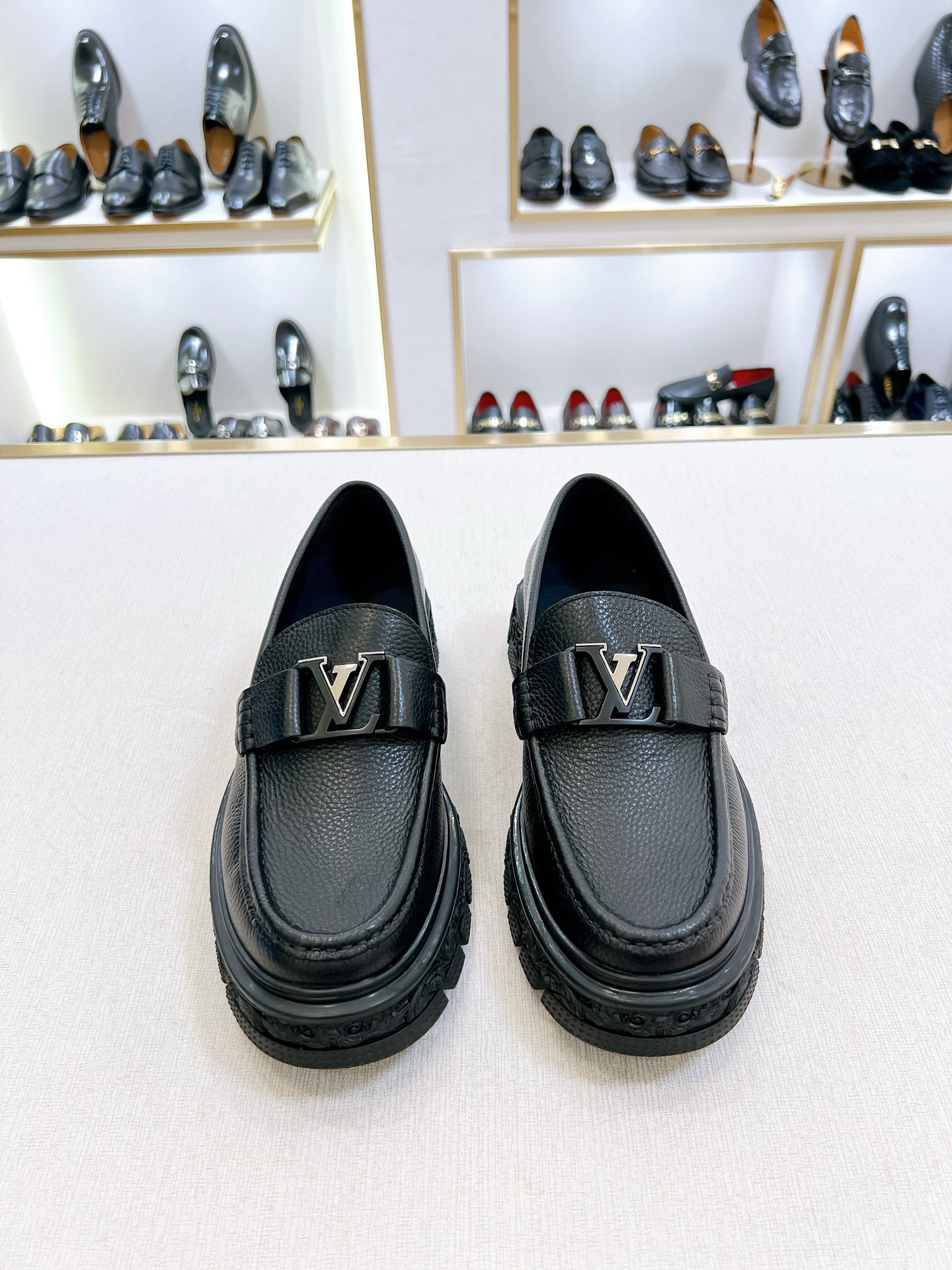 NO:773963,[L*] Original high-quality upper made of imported cowhide with original metal fasteners High-quality cowhide lining Original private model customized outsole Comfortable and versatile series Code number 39 to 44. (38, 45, customized),,cowhide19860909【L*】原单 高品质 鞋面采用进口牛皮搭配原单金属扣件 优质牛皮内里 原版私模定制大底 舒适百搭系列 码数39一44.(38,45,定制）,,cowhide,Men's shoes