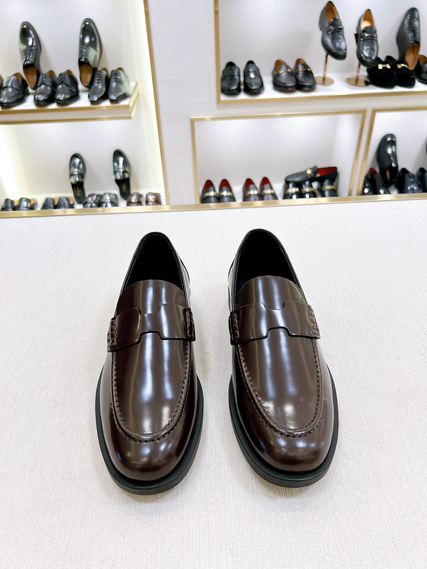 NO:773967,[H*] Original high-quality upper made of imported cowhide with original metal fasteners High-quality cowhide lining Original private model TPR customized outsole Comfortable and versatile series Code number 39 to 44. (38, 45, customized),,cowhide19860909【H*】原单 高品质 鞋面采用进口牛皮搭配原单金属扣件 优质牛皮内里 原版私模TPR定制大底 舒适百搭系列 码数39一44.(38,45,定制）,,cowhide,Men's shoes