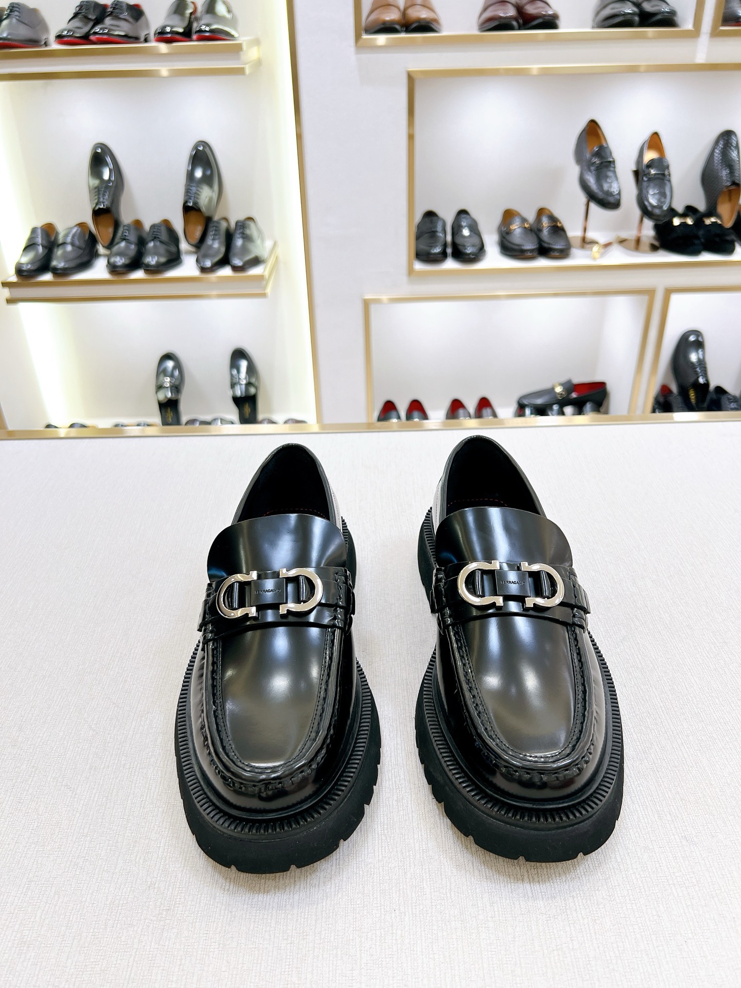 NO:773971,[F*] Original high-quality upper made of imported cowhide with original metal fasteners High-quality cowhide lining Original private model customized outsole Comfortable and versatile series Code number 39 to 44. (38, 45, customized),,cowhide19860909【F*】原单 高品质 鞋面采用进口牛皮搭配原单金属扣件 优质牛皮内里 原版私模定制大底 舒适百搭系列 码数39一44.(38,45,定制）,,cowhide,Men's shoes