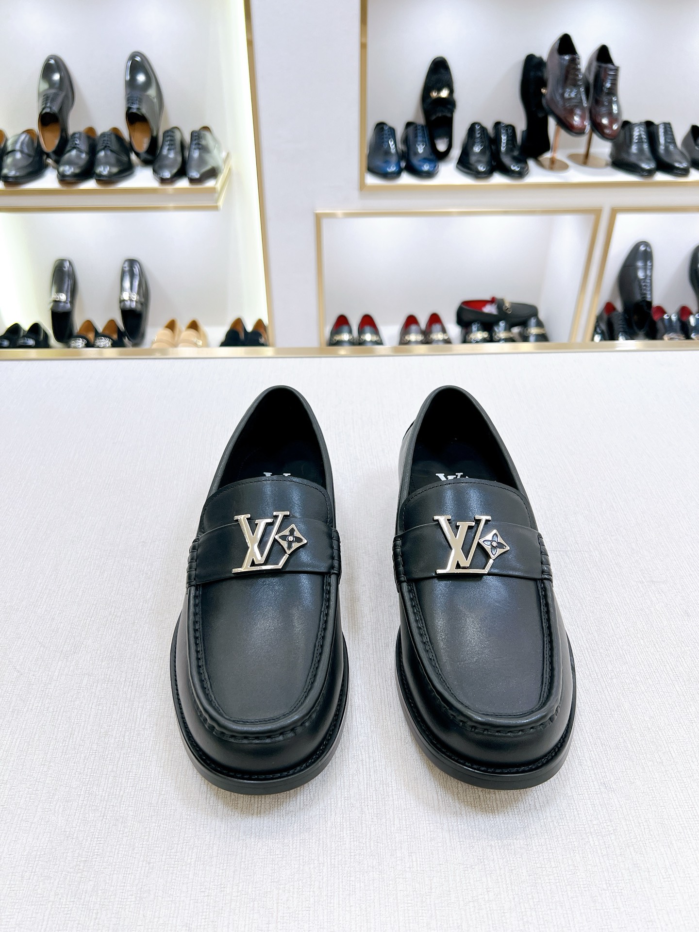 NO:774023,【L*】Original order of high quality Scala men's loafers shipped, top quality products made in Guangzhou!  This style of LV Scala loafers is made of imported calf leather and bright open-edge beads to outline a smooth outline. The leather rubber outsole provides a comfortable and wear-resistant wearing experience. The large LV lettering band and the curved stitching on the upper highlight the rounded toe. Traditional Blake handcrafts, with genuine leather outsole, rubber fit on the front and rear soles, and full calf leather lining for the feet, showing an elegant and fashionable style!  Comes with full original packaging!  Size 39-44 (38, 45, 46 customized) Standard leather shoe size Item number L695537 Letter flower buckle Black open edge beads, Louis Vuitton, loafers, cowhide, Leather soles19860909【L*】原单 高品质 Scala男士乐福鞋出货 莞产顶级猛货！本款 LV Scala 乐福鞋选用进口小牛皮革和亮面开边珠勾勒流畅轮廓,以皮革橡胶外底成就舒适耐磨的穿着体验.大号 LV 字母栖身饰带,与鞋面弧形缝线共同烘托圆润鞋头.传统布雷克手工工艺,搭配真皮大底,前后掌橡胶贴合,全小牛皮内里垫脚,尽显优雅时尚风范！配全套原包装！ 码数39-44（38,45,46定制） 标准皮鞋码 货号L695537字母花扣 黑开边珠,,louis vuitton,loafers,cowhide,Leather soles,Men's shoes