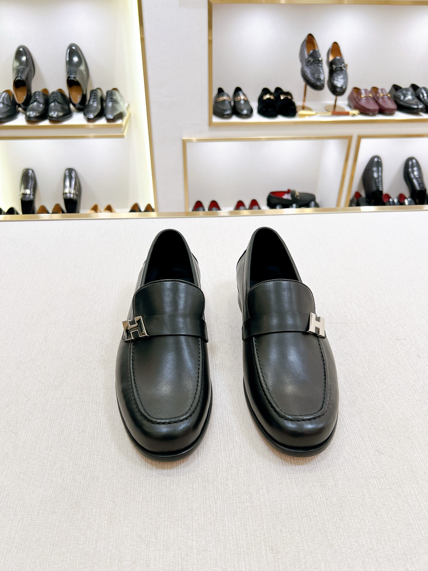 NO:773980,[H*] Original order New product - High-end quality - Original imported calfskin - Top-grade cowhide is used for the inner feet - Original genuine leather outsole - High-quality leather surface and original fasteners, full of charm -Size 39-44 (38, 45, 46 customized, non-returnable and non-exchangeable) -,,cowhide,Leather soles19860909【H*】原单 新品 -高端品质 -原版进囗小牛皮 -内里垫脚均用顶级牛皮 -原版真皮大底 -优质的皮面与原单的扣件搭配,魅力十足 -Size 39-44（38,45,46 定制不退不换） -,,cowhide,Leather soles,Men's shoes