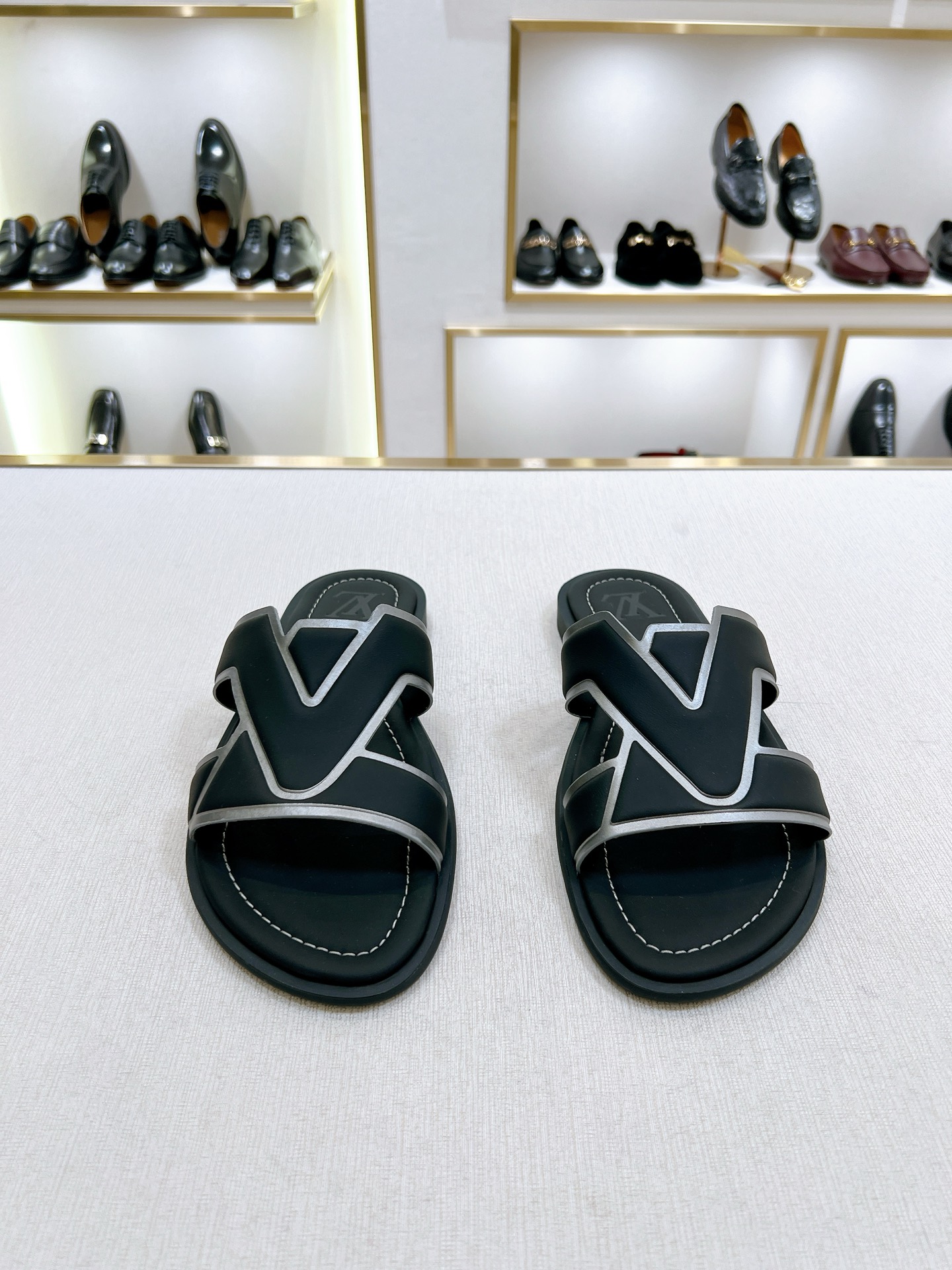 NO:773960,[L*] Original order - New L slippers - High quality - Upper material, original imported cowhide - All linings are cowhide - All cowhide foot pads - Original outsole, extremely comfortable -Size 39-44 (38, 45, 46 customized, non-refundable and non-exchangeable) -,,cowhide19860909【L*】原单 - L拖新品 -高品 -鞋面材质,原版进口牛皮 -内里均用牛皮 -全牛皮包垫脚 -原版大底,,极度舒适 -Size 39-44（38,45,46定制不退不换） -,,cowhide,Men's shoes