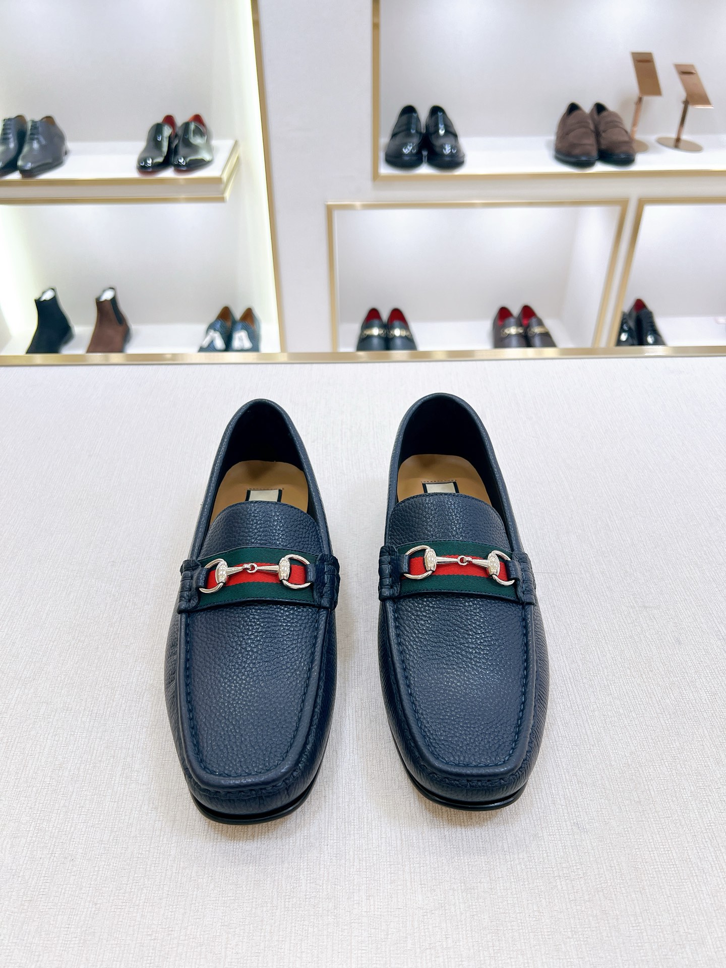 NO:828540,[G*] Original order New product - High-end quality, - Loafers - Upper material, imported cowhide, with original fasteners - Inner foot pads are all made of imported cowhide - Original customized leather outsole, -Size 39-44 (38, 45, 46 customized, non-returnable and non-exchangeable) -,,loafers,cowhide,Leather soles19860909【G*】原单 新品 -高端品质, -乐福鞋 -鞋面材质,进口牛皮,搭配原单扣件 -内里垫脚 均用进口牛皮 -原版定制真皮大底, -Size 39-44（38,45,46订制不退不换） -,,loafers,cowhide,Leather soles,Men's shoes