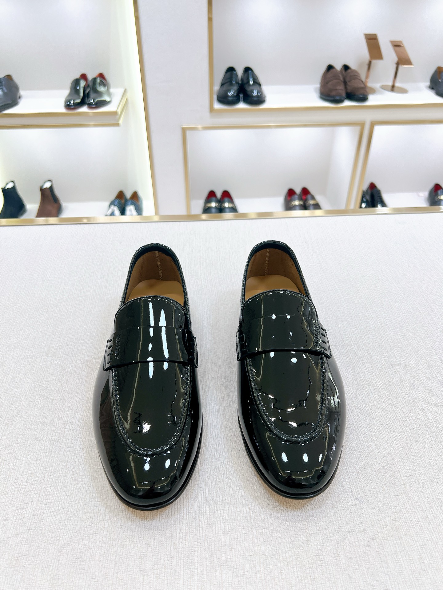 NO:828466,[B A L L Y*] Original order - High quality, - Loafers - Upper material, imported cowhide, with original fasteners - Inner foot pads are all made of imported cowhide - Original customized leather outsole, - Extremely comfortable -Size 39-44 (38,45.46 customized, non-refundable and non-exchangeable) -,,loafers,cowhide,Leather soles19860909【B A L L Y*】原单 -高品质, -乐福鞋 -鞋面材质,进口牛皮,搭配原单扣件 -内里垫脚 均用进口牛皮 -原版定制真皮大底, -极度舒适 -Size 39-44（38,45.46订制不退不换） -,,loafers,cowhide,Leather soles,Men's shoes