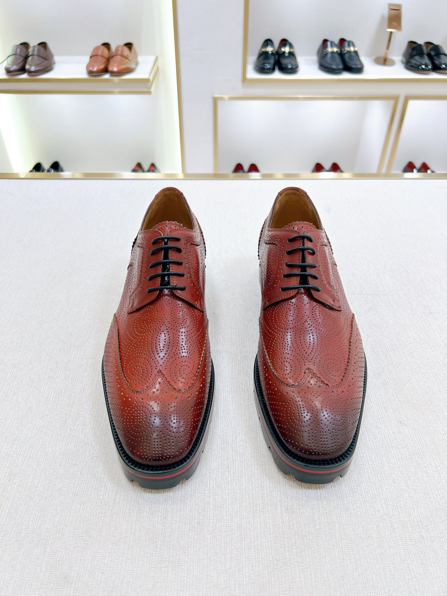 NO:828465,[C L*] Original order New product - high-end boutique Upper material, original imported calfskin with brogue hand-engraved pattern The inner foot pads are all water-dyed cowhide Original custom-made three-layer combination outsole Refreshing and fashionable people, the upper design is simple, elegant and noble, solid color but not simple, top-grade fabrics, exquisite craftsmanship and technology are particularly obvious in the details The characteristic genuine leather red sole style is eye-catching Size  39-44 (38, 45, 46 customization is non-refundable and non-exchangeable),,cowhide19860909【C L*】 原单 新品 -高端精品 鞋面材质,原版进口小牛皮搭配布洛克手工刻花 内里垫脚均用水染牛皮 原版定制三层组合大底 清爽时尚一族,鞋面设计简洁优雅高贵纯色而不简单,顶级面料, 精湛工艺技术在细节处体现尤为明显 特色真皮红底风格使人眼前一亮 Size 39-44（38,45,46定制不退不换）,,cowhide,Men's shoes