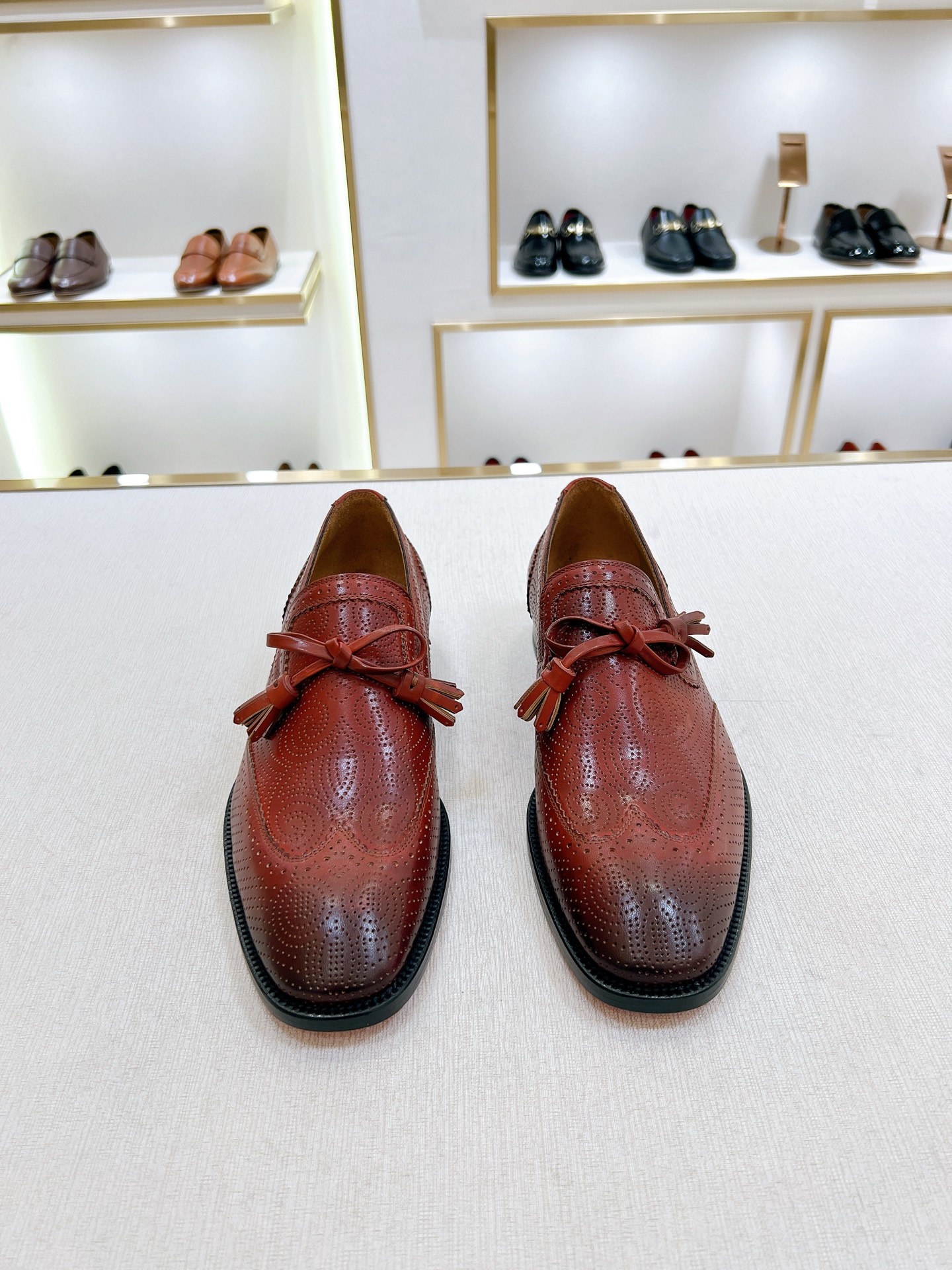 NO:828498,[C L*] Original order New product - high-end boutique Upper material, original imported calfskin with brogue hand-engraved pattern The inner feet are all water-dyed cowhide Original custom-made leather outsole Refreshing and fashionable people, the upper design is simple, elegant and noble, solid color but not simple, top-quality fabrics, exquisite craftsmanship is particularly obvious in the details The characteristic genuine leather red sole style is eye-catching Size  39-44 (38, 45, 46 customized, non-refundable and non-exchangeable),,cowhide,Leather soles19860909【C L*】 原单 新品 -高端精品 鞋面材质,原版进口小牛皮搭配布洛克手工刻花 内里垫脚均用水染牛皮 原版定制真皮大底 清爽时尚一族,鞋面设计简洁优雅高贵纯色而不简单,顶级面料, 精湛工艺技术在细节处体现尤为明显 特色真皮红底风格使人眼前一亮 Size 39-44（38,45,46定制不退不换）,,cowhide,Leather soles,Men's shoes
