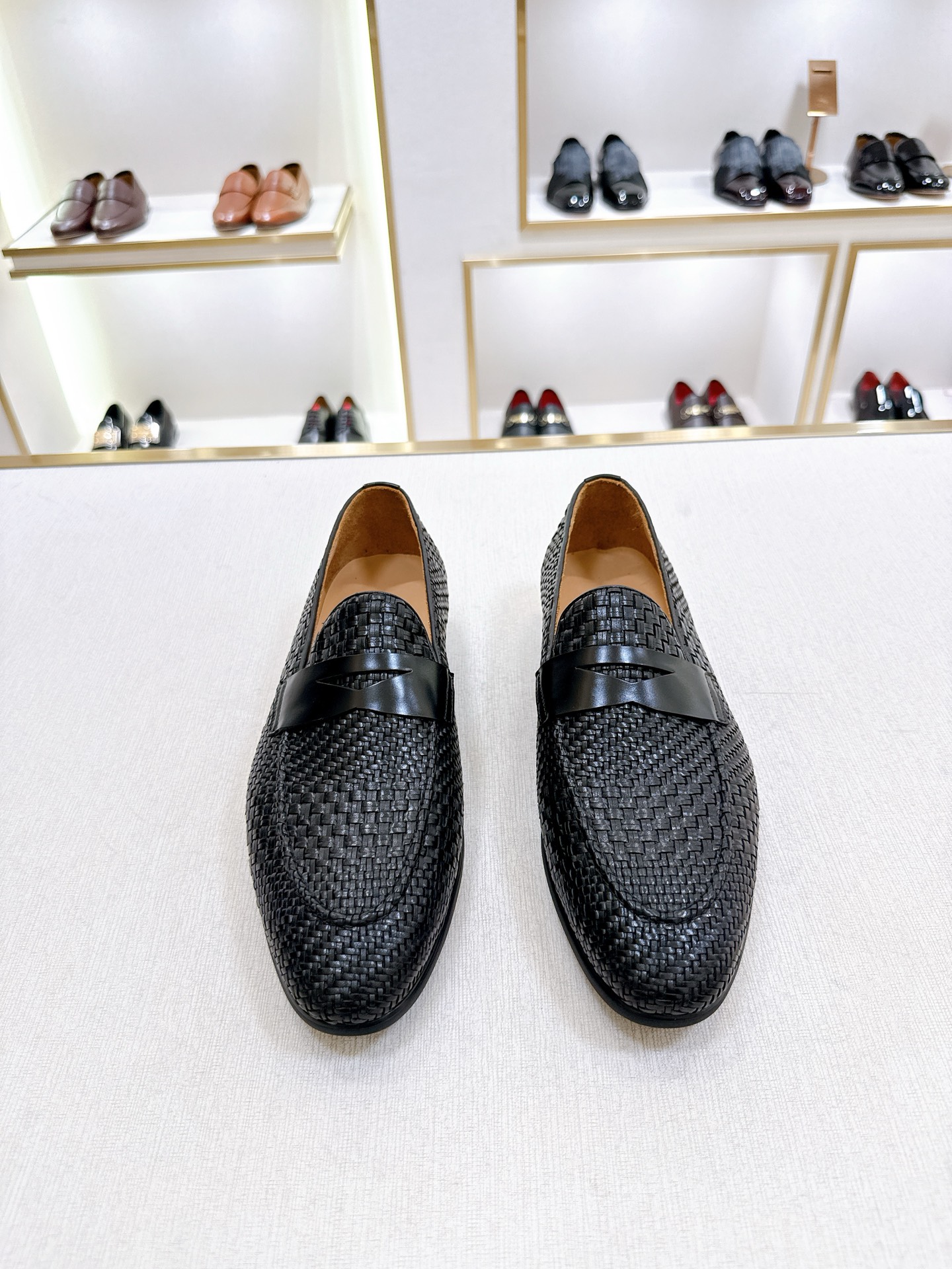 NO:931804,Bottega Veneta men's classic woven loafers are shipped. Exclusive channel quality, available in stock in seconds!  The upper is made of hand-woven cowhide imported from Italy. The thickness is matched, and the leather is fine and glossy. It has imported French piping technology and exquisite stitching. The lining is originally dyed calfskin, which is resistant to creases and is not easy to deform. It is durable. The calfskin foot pads are effective in absorbing sweat and breathable. The bottom layer of imported leather embryos, the forefoot is matched with Vibram rubber soles, and the backfoot rubber patch is anti-slip and wear-resistant, has very good toughness, and effectively relieves foot fatigue. Semi-Goodyear cold-bonding process is a crystallized work of art.  .Simple foot last type, clean, simple and elegant!  Comes with full set of original packaging. Sizes 38-39-40-41-42-43-44. Standard leather shoe size. Item number-3A. Black,,bottega veneta,loafers,cowhide19860909Bottega Veneta 男士经典编织乐福鞋出货 独家渠道精品,现货秒发！ 采用意大利进口牛皮手工编织鞋面,粗细搭配,皮质细腻光泽度好,进口机车法国滚边工艺,精致车工缝线.内里本染小牛皮,耐折痕不易变形,经久耐穿,小牛皮垫脚,有效吸汗透气.进口皮胚底层,前掌搭配搭配Vibram橡胶鞋底,后掌橡胶贴片,防滑耐磨,韧性非常好,有效缓解脚疲劳.半固特异冷粘工艺结晶艺术品 .简洁套脚楦型 ,干净利索,简约大方！配全套原包装 尺码38-39-40-41-42-43-44 标准皮鞋尺码 货号-3A 黑色,,bottega veneta,loafers,cowhide,Men's shoes