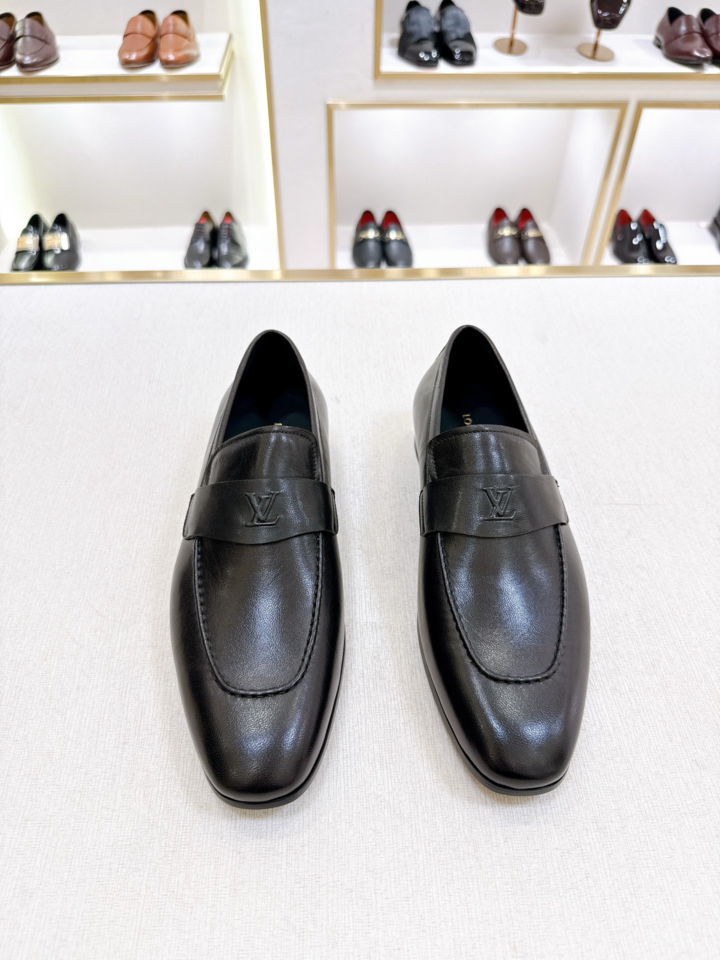 NO:828518,【L*】GLOVE original order high-end quality slip-on loafers this LV Glove  Loafers are made of selected soft crystal sheep leather, with a slightly wrinkled leather surface and a very high-end texture. Each pair is unique. The leather surface is light and soft, with a fine texture and good luster. It is a classic loafer style, with exquisite handmade mark stitching on the toe, and a square toe configuration to highlight the classic style. The horizontal band has hot-printed LV three-dimensional letters, semi-solid handcrafts and a genuine leather outsole, and a rubber patch on the heel to create wear-resistant performance and comfort. One of the must-have loafers for men!  Comes with full original packaging!  Size 39-44 (45 customized, non-refundable) Standard leather shoe size, Louis Vuitton, loafers, sheepskin, Leather soles19860909【L*】 GLOVE  原单 高端品质 一脚蹬乐福鞋 这款LV Glove 乐福鞋采用精选柔软水晶羊皮革制成,肌理感微皱皮面,很高级的纹理感,每一双都是独一无二的存在,皮面轻软柔糯,质感细腻光泽好,经典乐福鞋款式,鞋头精致手工马克缝线工艺,以方头构型彰显经典格调.横饰带烫印LV立体字母,半固体手工工艺和真皮大底,后跟橡胶贴片营造耐磨性能和舒适体验.男士必备乐福鞋之一！配全套原包装！ 码数39-44（45 定制不退换） 标准皮鞋尺寸,,louis vuitton,loafers,sheepskin,Leather soles,Men's shoes