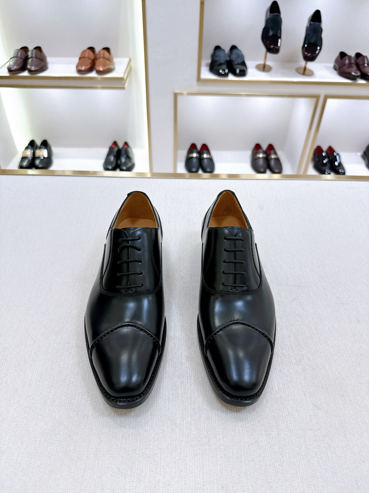 NO:828530,[PRADA] Original order from Prada High-end quality Purchasing agent level Heavy industry's top quality men's new business formal leather shoes Oxford shoes Made by Dongguan heavy industry Goodyear handmade leather shoes Made of Italian imported calf leather The leather is smooth and the pores are even and delicate The texture is overflowing The color is shiny and translucent Tough enough to not wrinkle easily and has strong ability to recover from heat independently Fashionable two-joint style Exquisite hand-stitching technology Multiple composite splicing Genuine waxed leather laces  British style last, dyed calfskin inside, top-grade leather imported from Italy inside and outside, texture details can be seen, genuine leather bottom layer with a light leather scent, half-sole process, composite rubber bottom sheet on the heel, heavy workmanship, those who pursue high quality come here, full set of original customized packaging, size 39-44, standard leather shoe size, prada, prada, cowhide19860909【PRADA】普拉达 原单 高端品质 代购级别 重工顶级精品男士新款商务正装皮鞋牛津鞋 莞产重工打造 固特异纯手工皮鞋 选用意大利进口胎牛皮面 皮质顺滑 毛孔均匀细腻 质感溢满 色泽光泽透亮 韧性足不易起皱 且自主受热恢复能力强 时尚二接头款式 精致手工缝线工艺 多重复合拼接 真皮打蜡系带 英伦楦型 内里本染小牛皮 内外皮料都是意大利进口顶级皮料 质感细节可见 带有淡淡皮质香味的 真皮底层 半琴底工艺制作 后跟贴复合橡胶底片 重工打造 追求高品质的看过来 全套原版定制包装 尺寸39-44 标准皮鞋尺寸,,prada,prada,cowhide,Men's shoes
