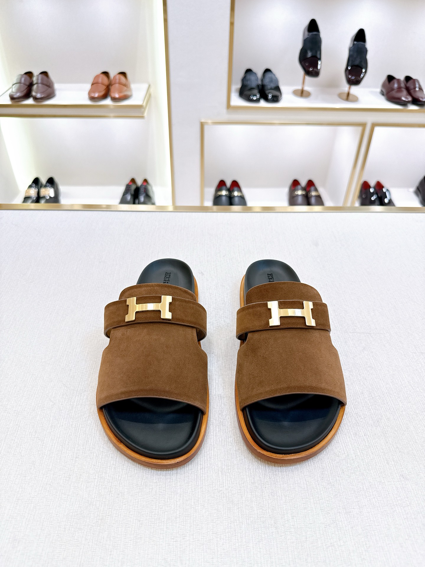 NO:828456,[H*] - Simultaneous sale at the sandals counter - High-end boutique, purchasing agent level - Upper material, original imported cowhide - Internal foot pads are all imported cowhide - Full cowhide midsole - Original leather outsole with leather welt, extremely comfortable -Size 39-44 (38, 45, 46 customized, non-refundable and non-exchangeable) -,,cowhide,Leather soles19860909【H*】 -凉拖专柜同步发售 -高端精品,代购级别 -鞋面材质,原版进口牛皮 -内里垫脚均用进口牛皮 -全牛皮包中底 -原版真皮大底配真皮沿条边,极度舒适 -Size 39-44（38,45,46定制不退不换） -,,cowhide,Leather soles,Men's shoes
