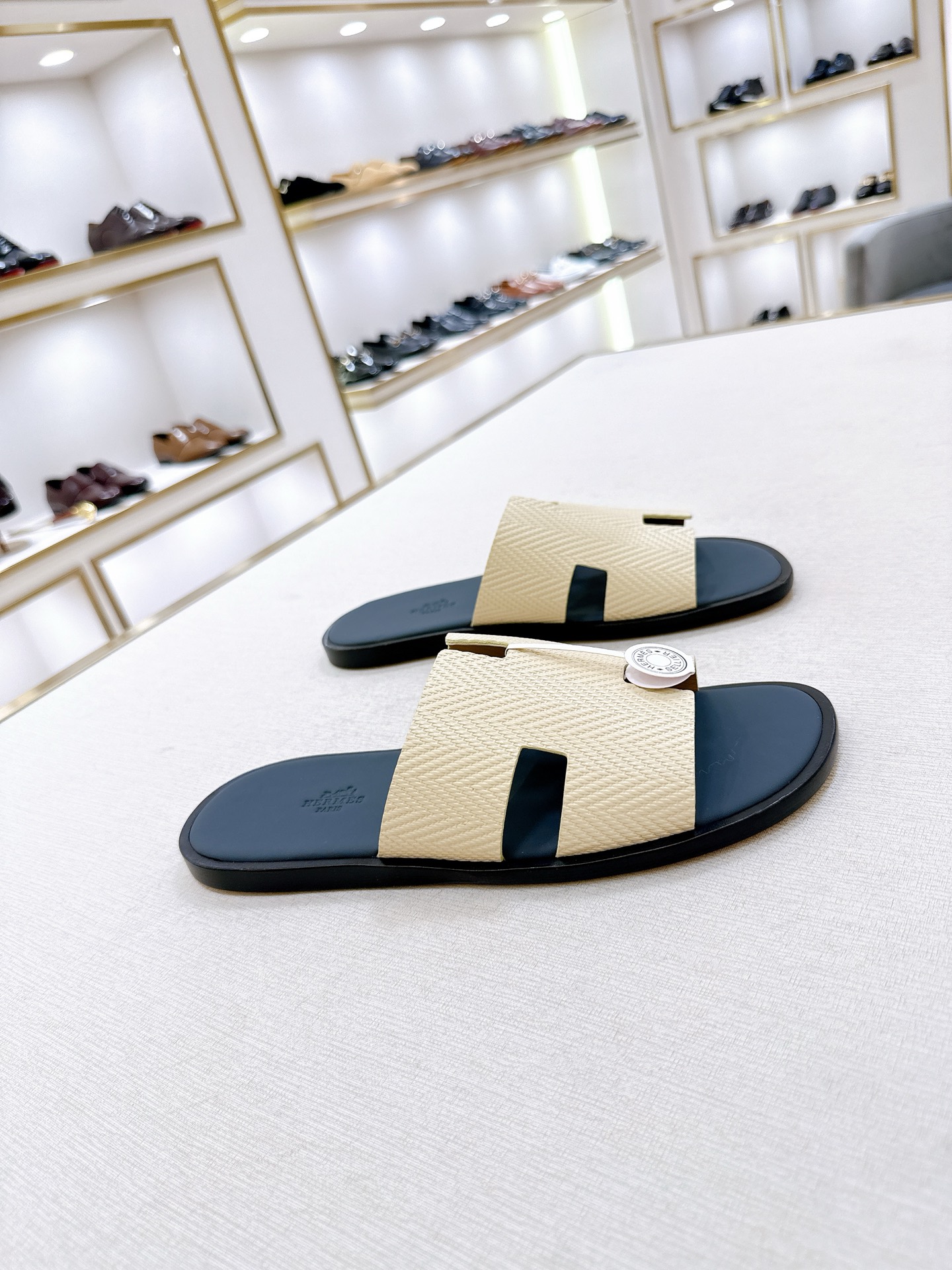 Мужские шлепанцы из натуральной кожи бежевого цвета Hermès