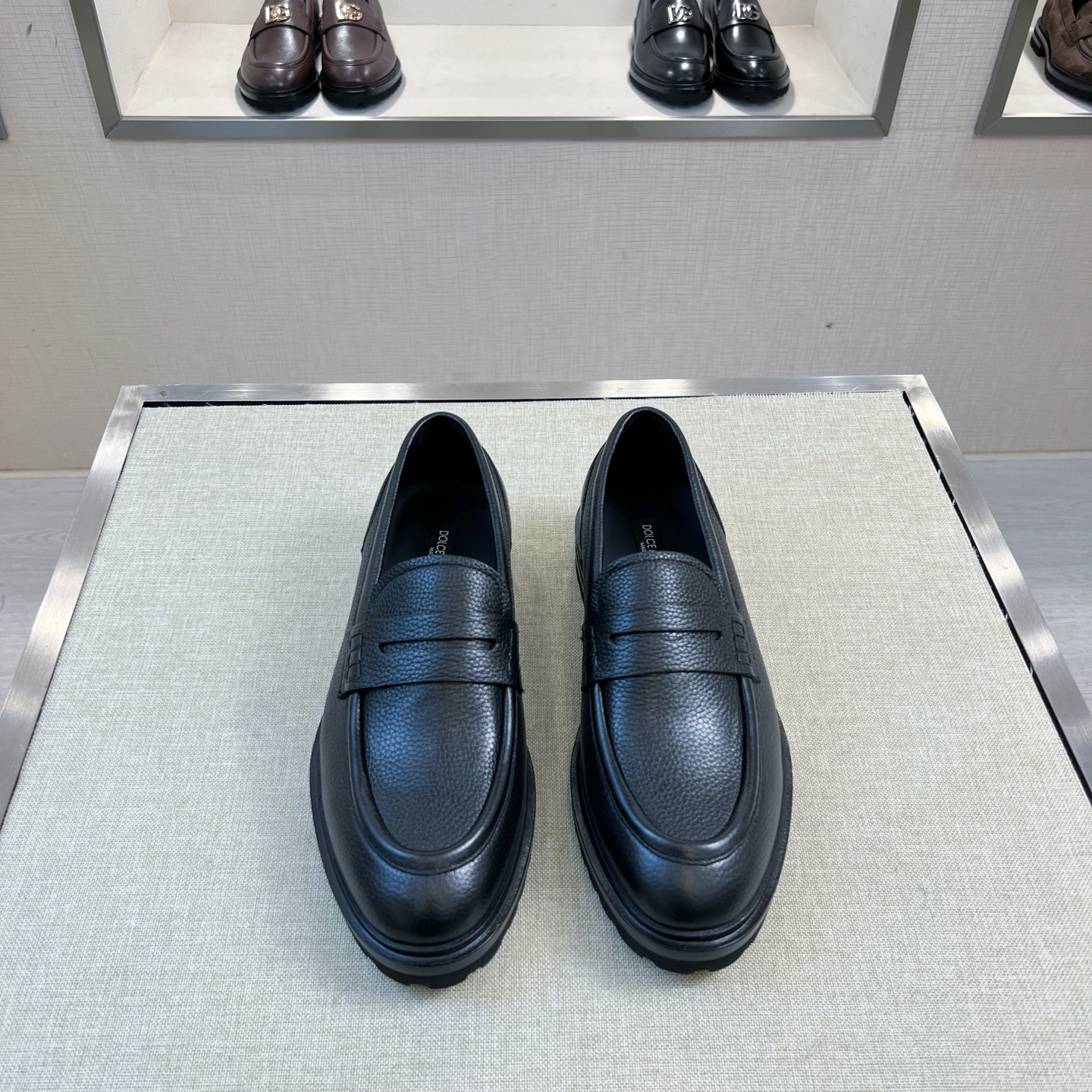 NO:893917,[DG^] Original order - Purchasing agent level - Loaf business men's shoes - Upper material - Imported cowhide, handmade Lamark thread - With original fasteners - Inner foot pads are all made of imported cowhide - Original customized combination outsole, -Size 39-44 (38, 45, 46 customized, non-refundable and non-exchangeable) -,,loafers,cowhide19860909【DG^】原单 -代购级别 -乐福商务男士鞋 -鞋面材质 -进口牛皮,手工拉马克线 -搭配原单扣件 -内里垫脚 均用进口牛皮 -原版定制组合大底, -Size 39-44（38,45,46订制不退不换） -,,loafers,cowhide,Men's shoes