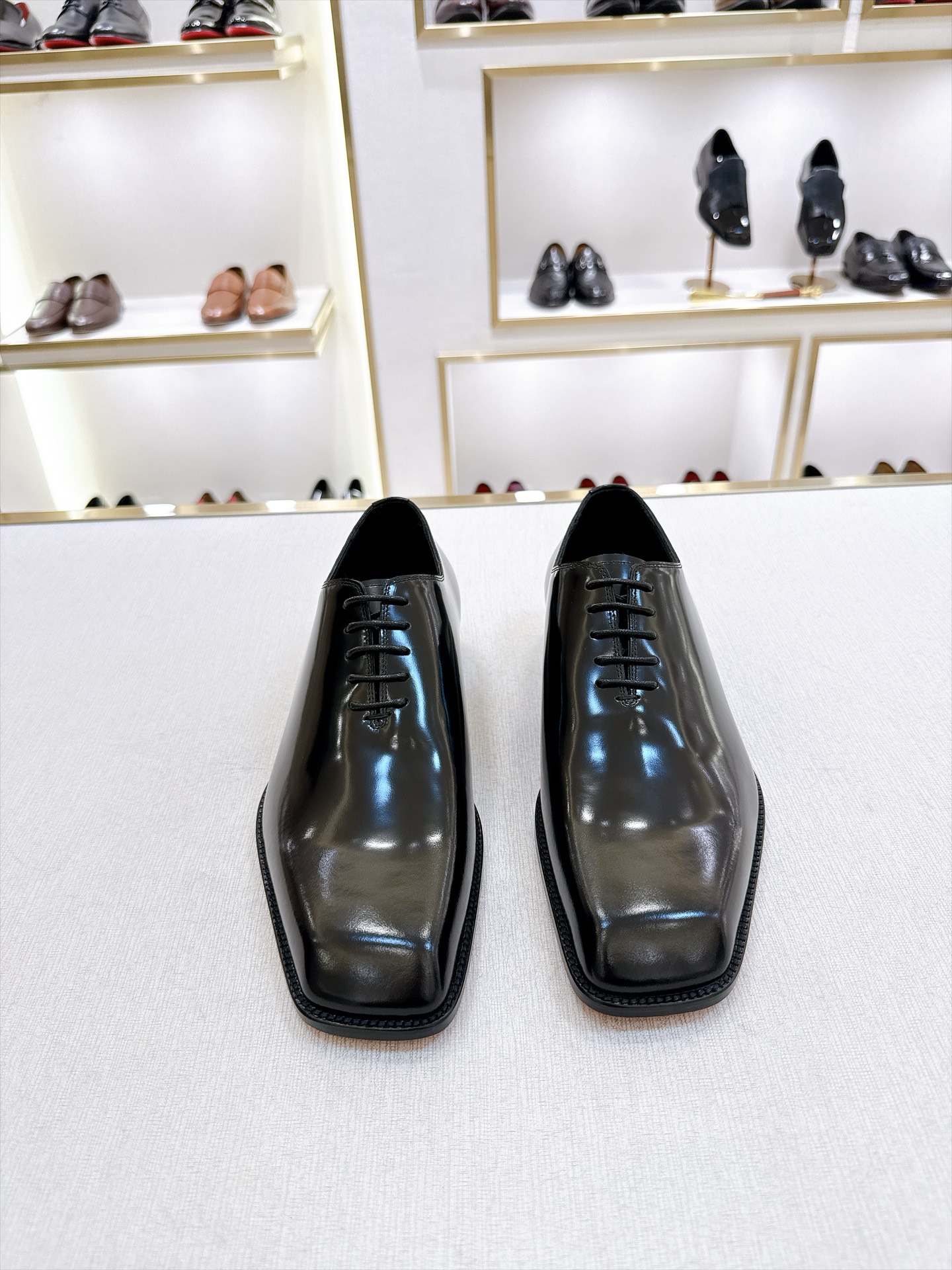 NO:938487,[C L*] High-end boutique material - original imported cowhide fabric with original special material craftsmanship. The inner feet are made of imported high-quality cowhide. Original custom-made leather red sole. Refreshing and fashionable, the upper design is simple, elegant and noble, solid color but not simple, top-grade fabrics, exquisite craftsmanship and technology are particularly evident in the details. The distinctive leather red sole style is eye-catching. Size 39-44 (38, 45, 46 customization is non-returnable and non-exchangeable)  Buy now,,cowhide19860909【C L*】 高端精品 材质-面料原版进口牛皮搭配原版特殊材质工艺设制 内里垫脚均用进口优质牛皮 原版定制真皮红底 清爽时尚一族,鞋面设计简洁优雅高贵纯色而不简单,顶级面料, 精湛工艺技术在细节处体现尤为明显 特色真皮红底风格使人眼前一亮 Size 39-44（38,45,46定制不退不换）  立即抢购,,cowhide,Men's shoes