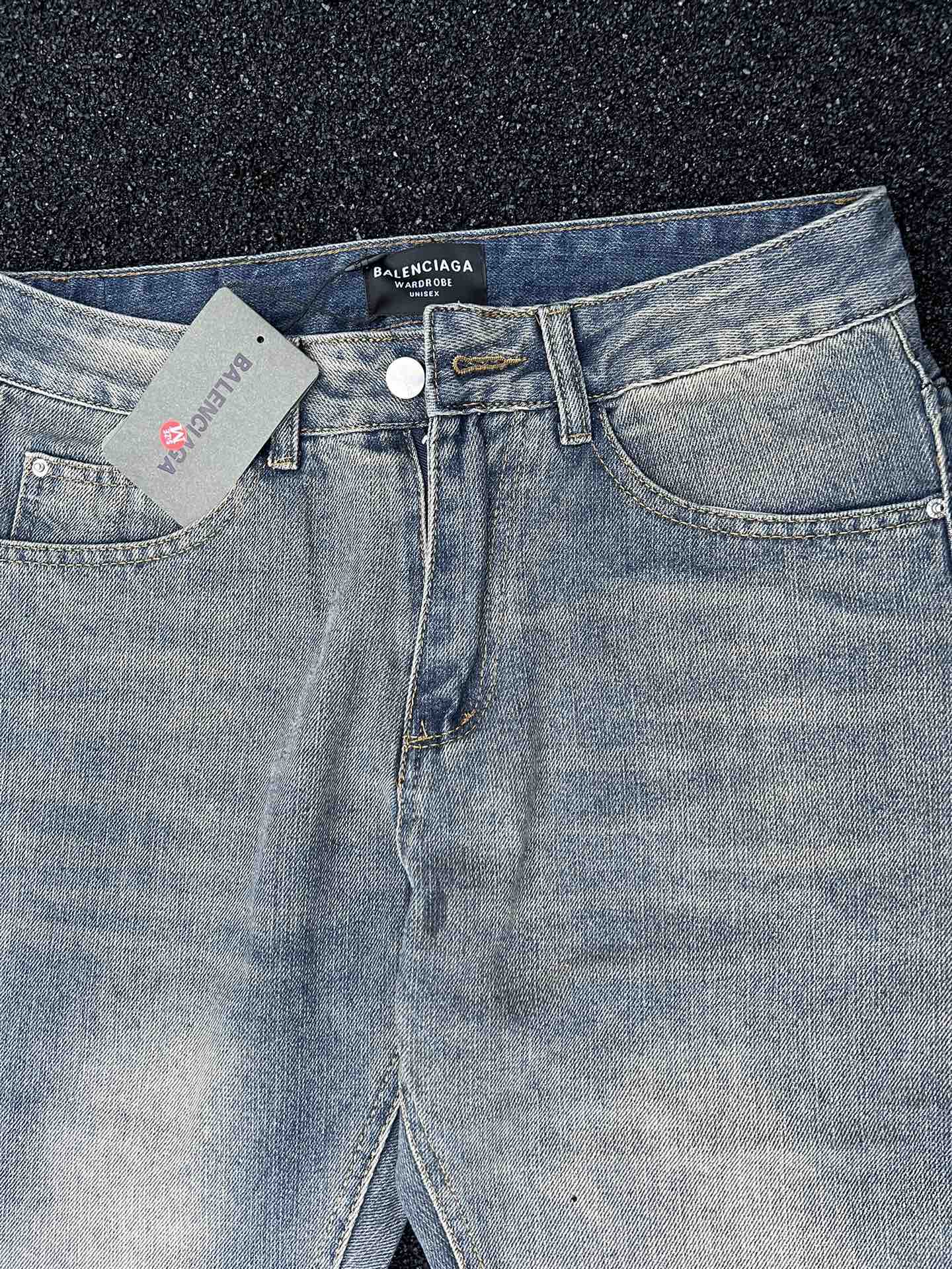 💰108款号213
  Balenciaga/巴黎世家牛仔裤， 【男女同款】海外限量款纯色工装牛仔裤，简约大方日常通勤首选，辨识度更高，宽松廓型 ，男女都可驾驭， 重度洗水， 质感非常好 ，棉感十足， 实物质感极佳！
颜色：水洗蓝
尺码：s-xl