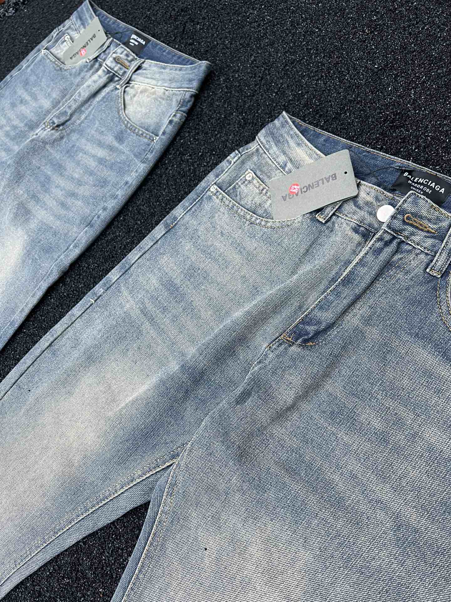 💰108款号213
  Balenciaga/巴黎世家牛仔裤， 【男女同款】海外限量款纯色工装牛仔裤，简约大方日常通勤首选，辨识度更高，宽松廓型 ，男女都可驾驭， 重度洗水， 质感非常好 ，棉感十足， 实物质感极佳！
颜色：水洗蓝
尺码：s-xl