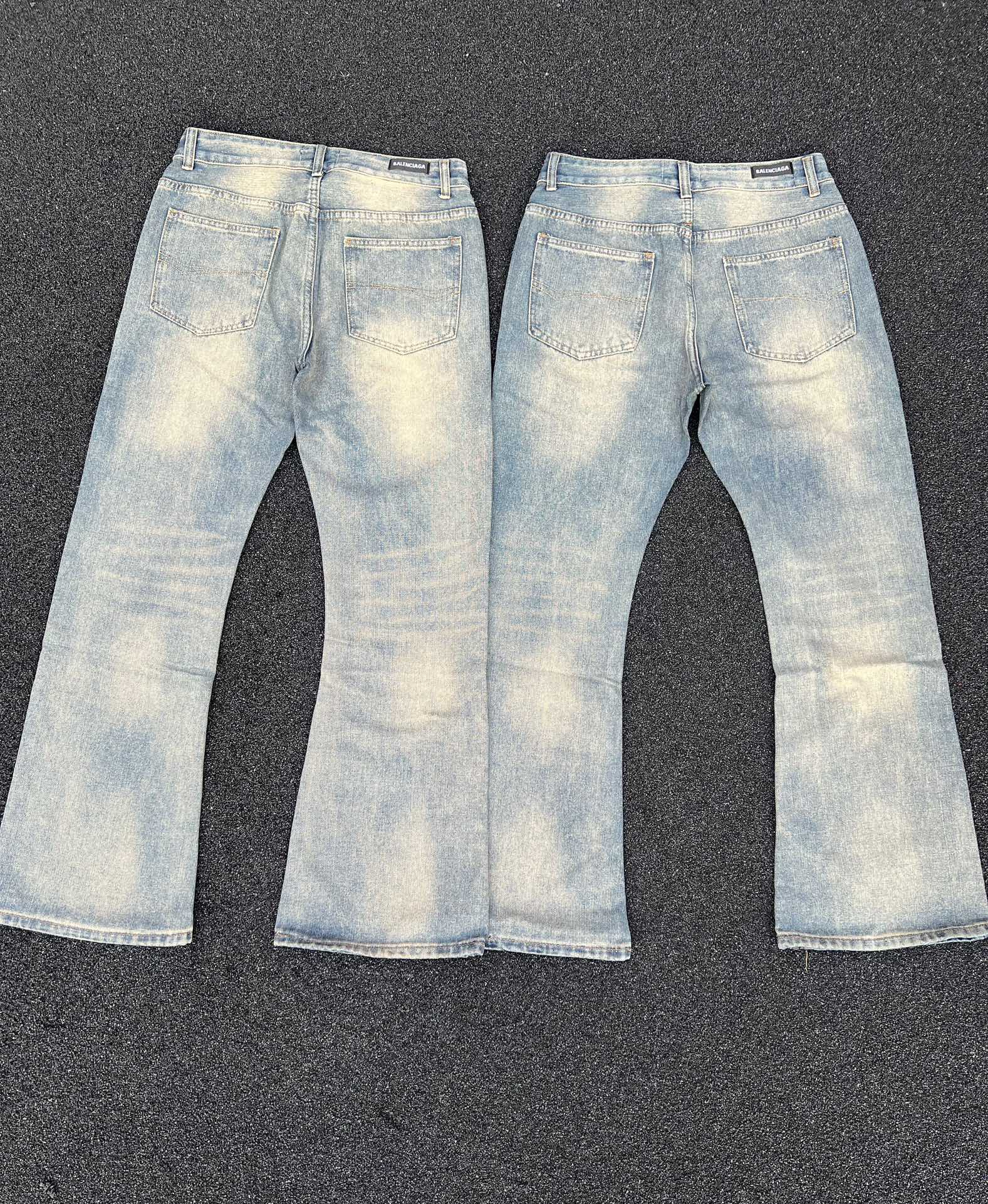 💰108款号213
  Balenciaga/巴黎世家牛仔裤， 【男女同款】海外限量款纯色工装牛仔裤，简约大方日常通勤首选，辨识度更高，宽松廓型 ，男女都可驾驭， 重度洗水， 质感非常好 ，棉感十足， 实物质感极佳！
颜色：水洗蓝
尺码：s-xl
