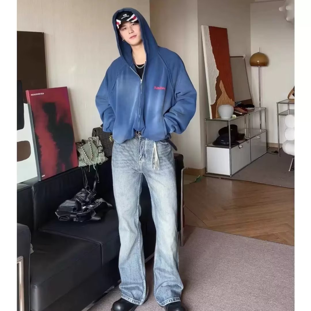 💰108款号213
  Balenciaga/巴黎世家牛仔裤， 【男女同款】海外限量款纯色工装牛仔裤，简约大方日常通勤首选，辨识度更高，宽松廓型 ，男女都可驾驭， 重度洗水， 质感非常好 ，棉感十足， 实物质感极佳！
颜色：水洗蓝
尺码：s-xl