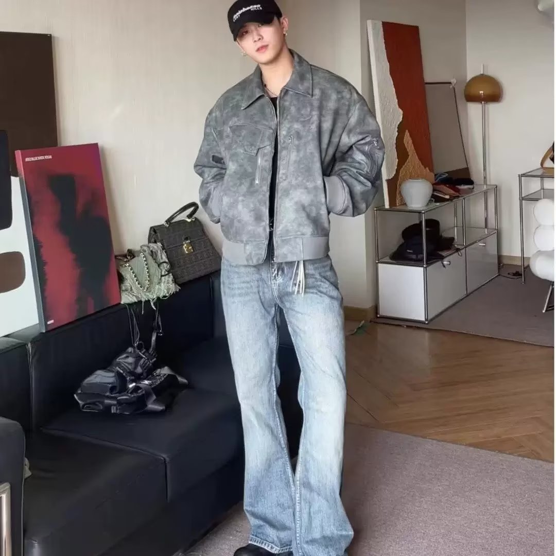 💰108款号213
  Balenciaga/巴黎世家牛仔裤， 【男女同款】海外限量款纯色工装牛仔裤，简约大方日常通勤首选，辨识度更高，宽松廓型 ，男女都可驾驭， 重度洗水， 质感非常好 ，棉感十足， 实物质感极佳！
颜色：水洗蓝
尺码：s-xl